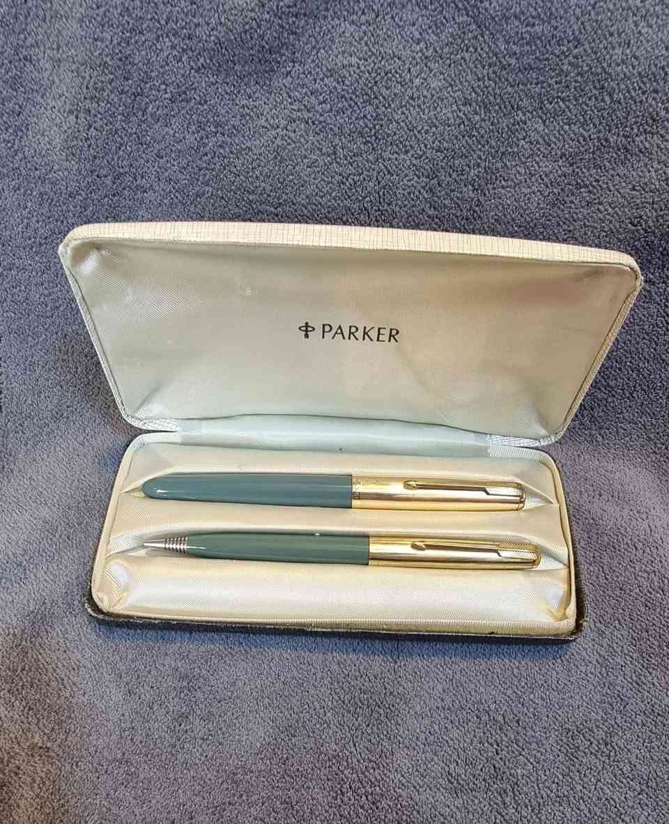 تحية طيبة  ،،،
#سيت_اقلام_باركر_51 PARKER  
             الصنع  : امريكي #اصلي  ، MADE IN USA  ، 
       #جديد غير مستخدم  ، إنتاج #قديم  ، بالعلبة #الأصلية  ، 
           حبر + رصاص  / تغليف #ذهب  ، GOLD Filled  ، 
                  سلاية مصنوعة من الذهب عيار  14K  ، 
                  لون #رمادي #لم_ولن_يتكرر نادر جدا  ، 
* السعر : 275$  ، 
* يوجد توصيل  . 

يوجد توصيل  .


**إذا كنت صاحب هذا الإعلان وتريد حذفه لأي سبب، رجاءا أرسل رسالة إلى الدعم الفني**