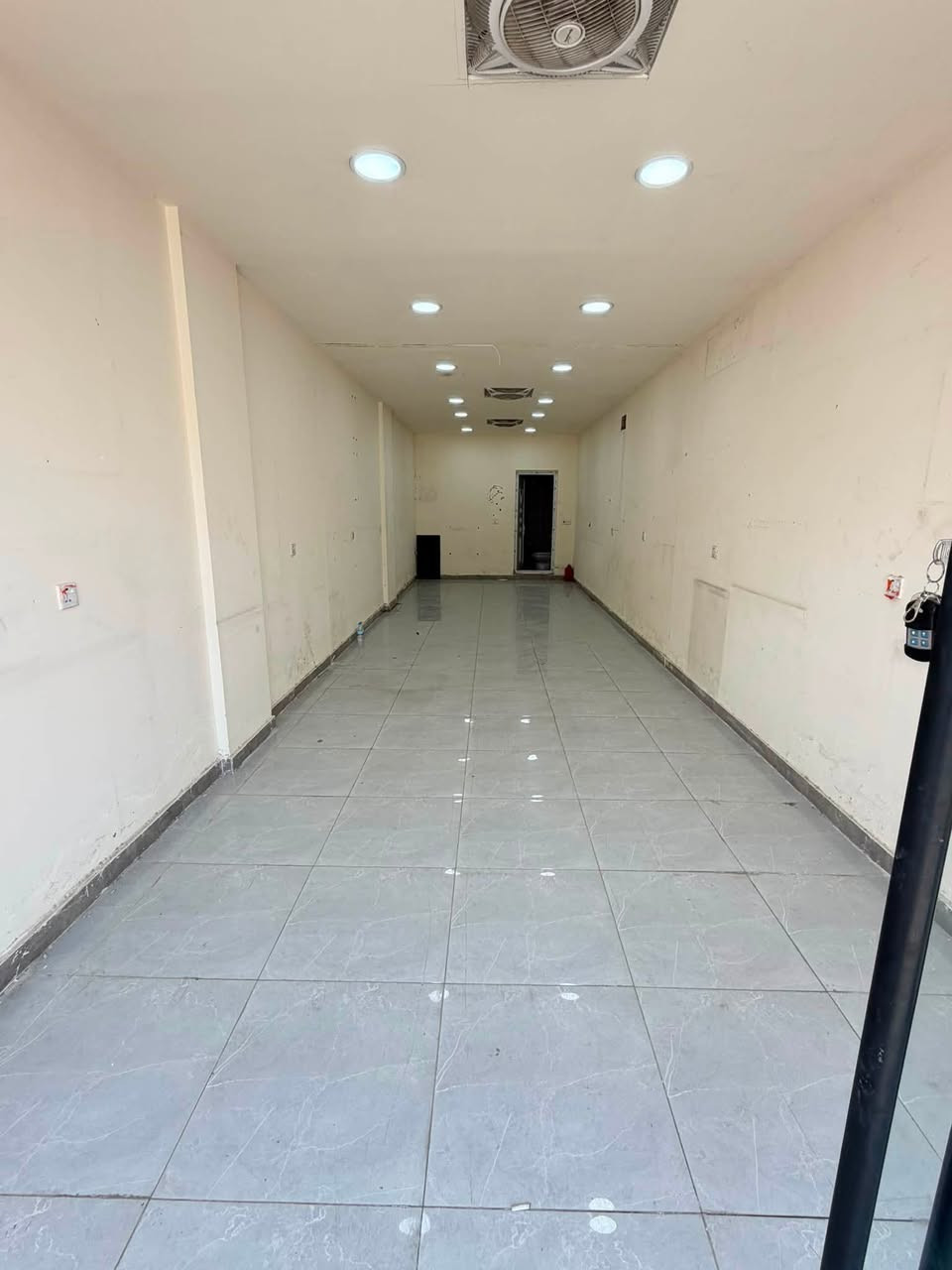 محل للإيجار …… محل للإيجار 

يوجد محل للإيجار نظيف جدا وجاهز . 
العمارة بناء حديث وهيه احد اعمالنا في منطقة الاعظمية 

مساحة المحل : 
الواجهة ٤ م 
النزال ١٥ م 

يوجد فيه : 
حمام 
وكبنك كهربائي  
كامل من كل شيء . 

عنوان المحل: 

 الاعظمية / منطقة الكم / مقابل مطعم كباب كركوك 

للتواصل : 

***********
