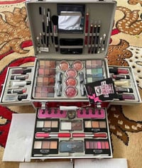 بوكس مكياج • ٦٠ قطعة • توصيل