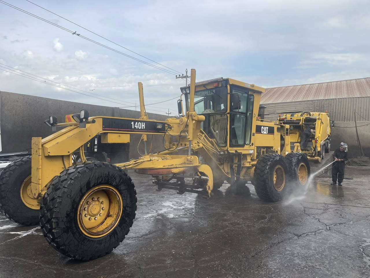 گليده ر CAT 140H  موديل ٢٠٠٠ دحول جديد منفيست بصرا مكفول مكان اربيل ***********
