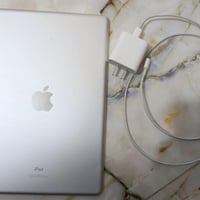 ايباد ٩ نضافه فول مع ملحقات قلم وشاحن الاصلي ماشركه وكفر حمايه بطارية ...