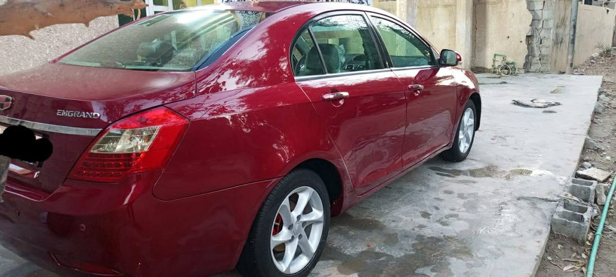 سلام عليكم عندي جيلي كراند موديل ٢٠١٣ دشبول أسود سياره بيها قطعتين صيغ وهلالات خلفيه تحويل مباشر رقم انكليزي محرك كير صدر تخم تايرات تبريد   السعر ٦٥  الاتصال ***********
