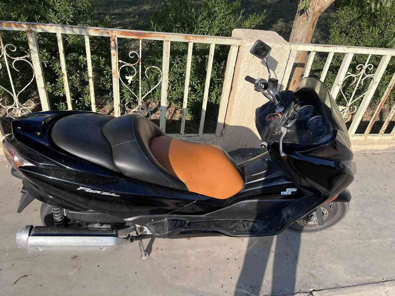 سلام عليكم 010دراجه كامله ومكفوله نقصها تريشه اليسره مكينه ممفتوحه مكانها ديالى سعرها14وبيها مجال حك الجيه ***********
