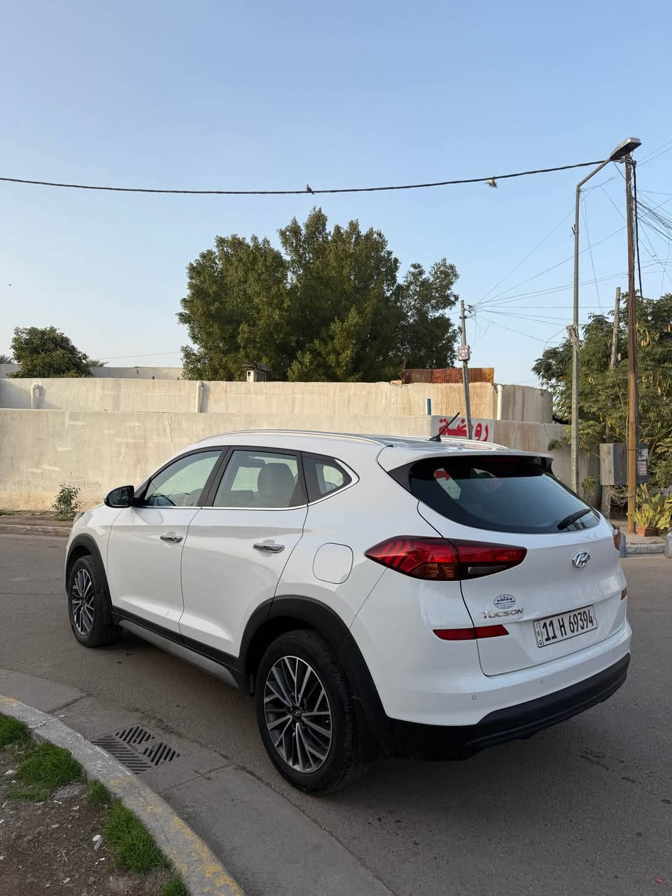 هونداي توسان 2020 خليجية مكفولة 
السعر ١٩٥ وبيها مجال بسيط 
رقمها بغداد باسمي وكلشي جديد 
محرك وكير وصدر نضيفات جدا 
تخم تايرات وباتري جدد 
تبريد قطعتين شغال ثلج + تدفئة 
مكفولة بدون قطرة صبغ حتى الدعاميات 
فقط مكانين بارد صغار جدا على كد إصبعين 
 بصمة - شاشة - كامرة - جام اوتو -حساسات - اشاير بالمري وشفط - تشغيل وفتح بصمة 
فول تحكم ستيرن - وكشنات كهرباء . 
مكاني بغداد المنصور للأستفسار
***********
***********
م . إبراهيم بغداد, العراق
