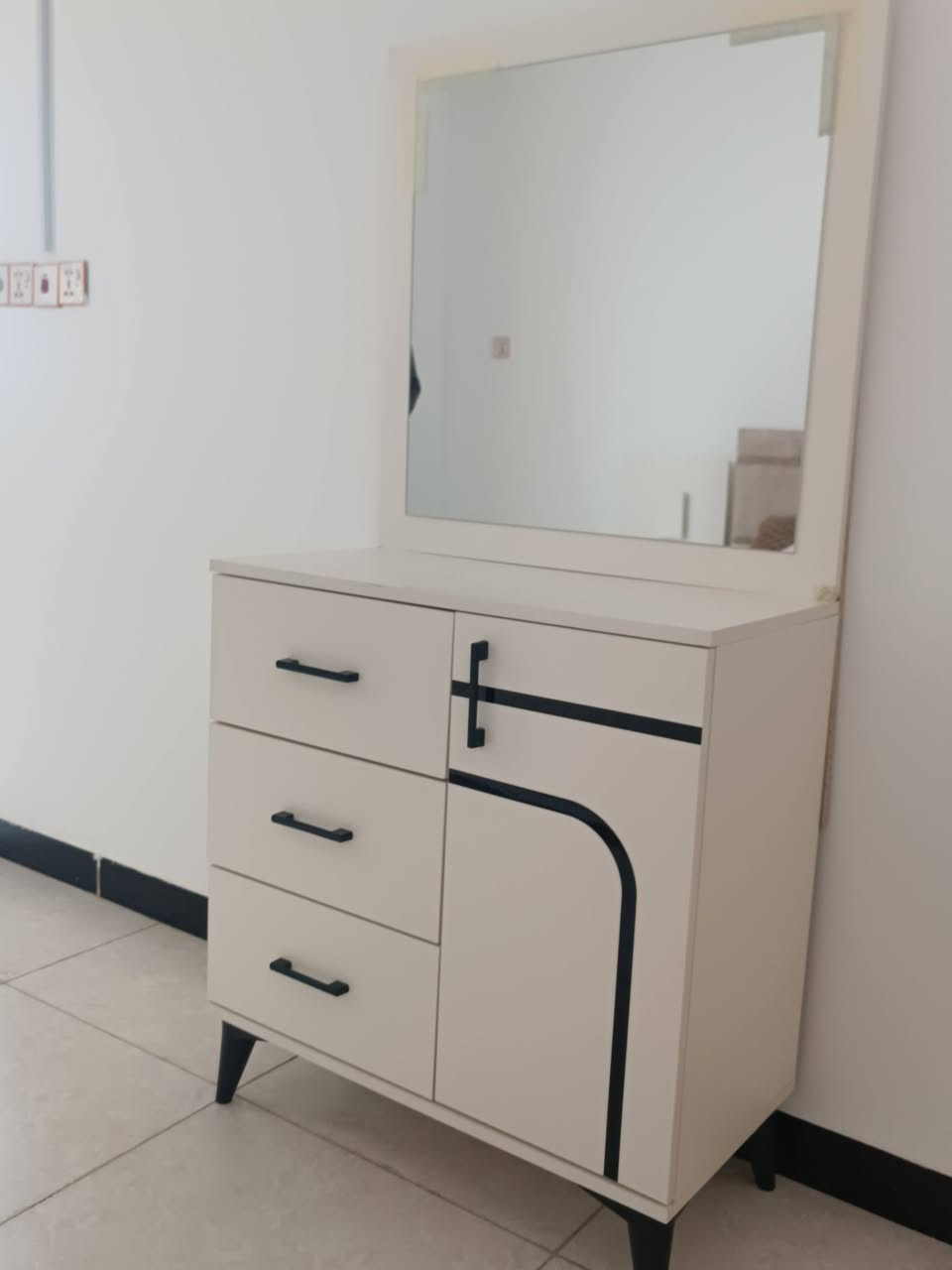 غرفة نوم
تركي درجة اولى 
متكونة من 5 قطع 
كنتور 
وجرباية 
وكومدي عدد 2 
وميز مراية 

غير مستخدمة ونظيفة جدا صار يومين من شادها 

المكان : الديوانية/حي العسكري الاول 
*********** 
السعر 550 الف وبيها مجال بسط
