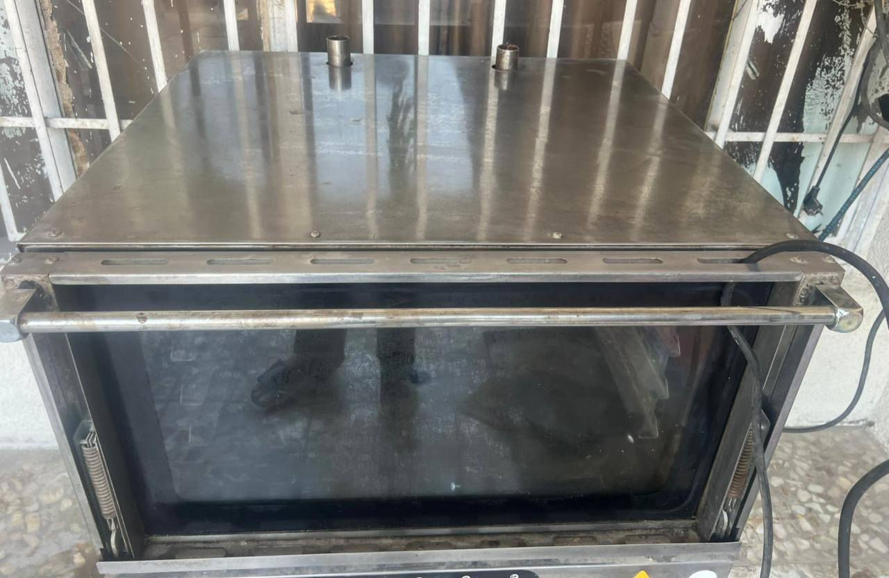 السلام عليكم 
فرن حلويات حراري كهربائي من ماكسان (Maksan)، طراز MKF-4. فيما يلي مواصفاته الرئيسية: 
المواصفات العامة:
الهيكل والإطار من الفولاذ المقاوم للصدأ. 
تحكم ثرموستاتي (درجة حرارة تصل إلى 250 درجة مئوية). 
نظام تسخين كهربائي عالي الكفاءة. 
نظام غطاء زجاجي مزدوج قابل للإزالة لسهولة التنظيف. 
لوحة تحكم تناظرية (يدوية). 
مؤقت يصل إلى 120 دقيقة. 
نظام مروحة واحد (ثابت السرعة). 

السعة: 4 صواني خبز. 
نوع وحجم الصواني: 600 × 400 ملم. 
المسافة بين الرفوف: 70 ملم. 
الأبعاد الخارجية (العرض × العمق × الارتفاع): حوالي 800 × 810 × 567 ملم. 
الوزن :حوالي 77 كجم. 
كهربائي.
220 فولت
التواصل واتساب :***********
