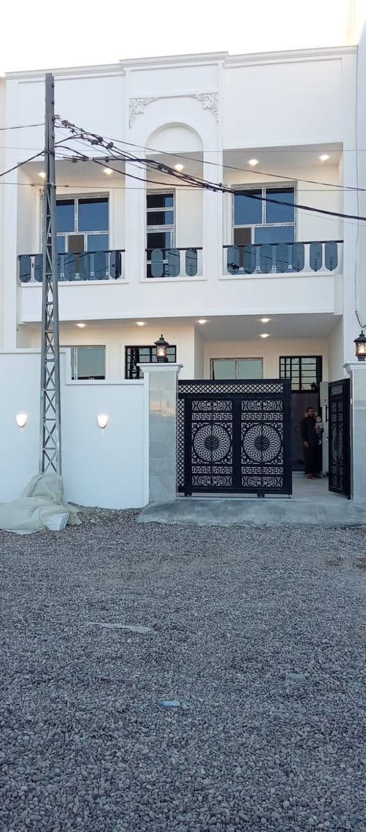 بيت للبيع 
في حي الضباط الرابعه 
المساحه 150متر 
على ساحه 
البيت مكون من 4غرف نوم 
السعر 175مليون 
مكتب عزت للعقار شارع 60قرب جامع التقوى مقابل المول الجديد في حي التأميم 
هاتف 
***********
***********
