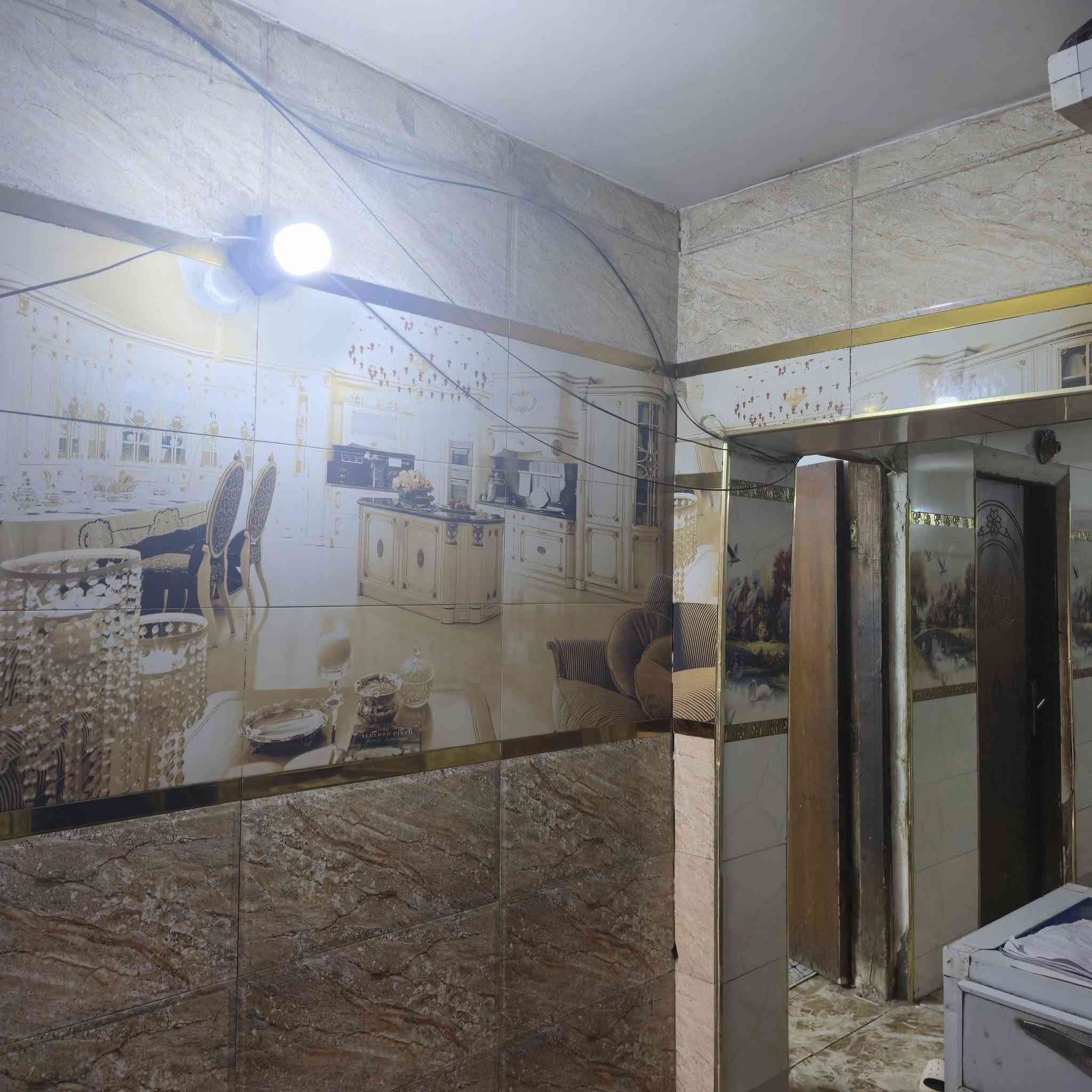 سلام عليكم بيت مساحه ٢٠٠ متر طابقين ٣غرف فوق ٣ جوه زائد مطبخ وصاله حمام داخلي وحمام خارجي عنوان بغداد حي اور مزرعه مريوش مقابيل حي اور للتواصل على الرقم هاذا  ____ ***********
