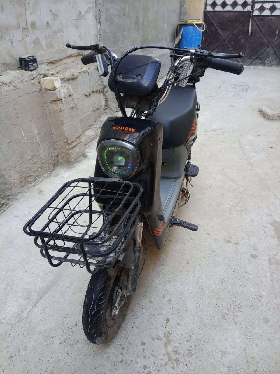 سلام عليكم
دراجة شحن korea mr غنيه عن التعريف موديل 2025
1دراجه ام صندوق 
2السرعه 85 
3تشغيل سويج
4تشغيل عن بعد بصمه 
5تشغيل كرت 

كدامكم بصور نضيفه استخدام قليل كلش مشموره بلبيت 
استخدام قريب ال 3 اشهر
السعر 300 مجال حك الجيه 
العنوان كريعات قرب العيادة الشعبيه 
العنوان الثاني الفضل ساحة الزبيدة
للتواصل اتصال او واتساب 
***********
