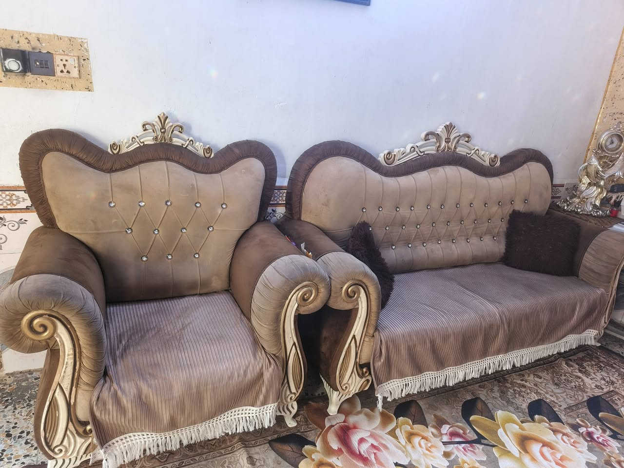 سلام عليكم تخم للبيع نضيف ١٠ مقاعد العنوان بغداد مع هديه مفارش تخم عدد ٢ لونين  السعر ٢٠٠ الف رقم الهاتف ***********
