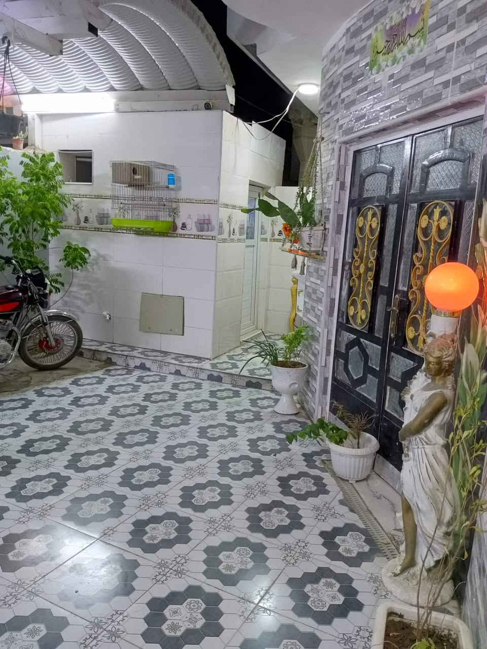 (صلو على محمد وال محمد )دار للبيع مساحة ٢٠٠ طابو زراعي سند ٢٥ صب كونكريت طابقين 4غرف  كاملات  يتكون الطابق الارضي  من غرف نوم وصاله وهول ومطبخ وصحيات داخليه وخارجيه وطارمة كبيره  والطابق الثاني ٣ غرف وهول كبير لبيت حديث و بناء درجة اولى مكان نزلت سعد بيجو بلبدايه واله طريق ثاني من ثيلة  يبعد عن شارع العام  50متر او اقل تدخل سياره للباب قريب ع مدارس وسوك بنص الولايه  للاستفسار اتصال  ***********

