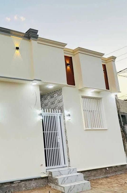 بيت ٥٠ متر حي ميسان بداية شارع الزوار لبيت ركن على شارعين تبليط يبعد عن شارع  ٦٠ تقريبا ١٥٠ متر يحتوي على غرفة وصالة ومطبخ ومجموعة صحية البيت طابوك  بالكامل نظيف البناء مثل ما بالصور مشمول بالتطويب حاليا البيت مؤجر ومع البيت سبلت وتانكي ماء وكيزر وماطور وخط مولد السعر 38وبي مجال للاستفسار الاتصال على الرقم.  ‏‪***********‬‏
