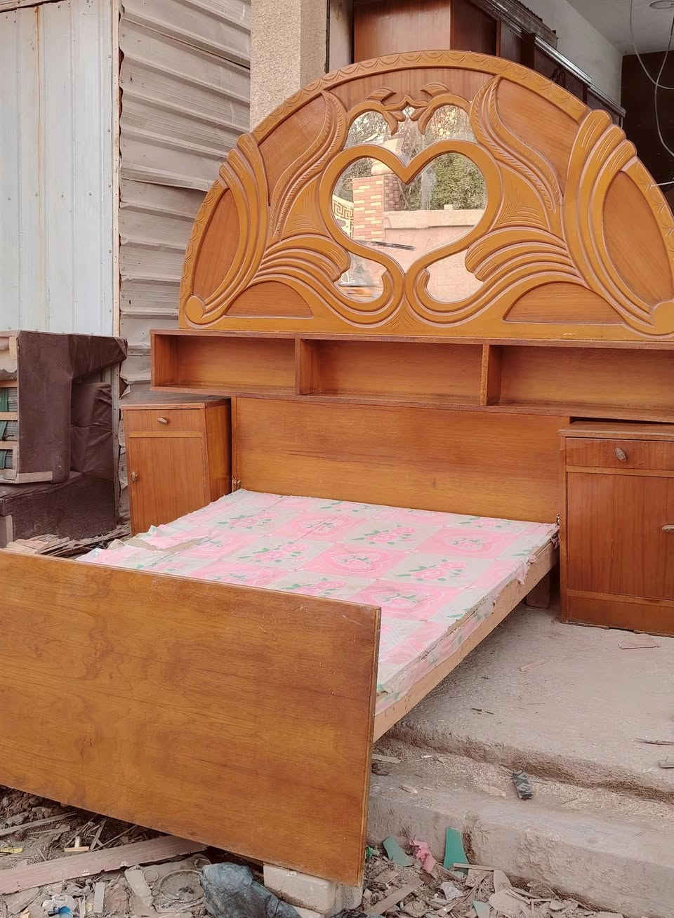 غرفة ٦ابواب ملحق صاج داخل وخارج غرفة نظيفة الارتفاع مترين ونص والعرض ٣امتار ونص السعر ٦٠٠ مكاني بغداد الشعلة هاتف *********** وبيه واتساب
