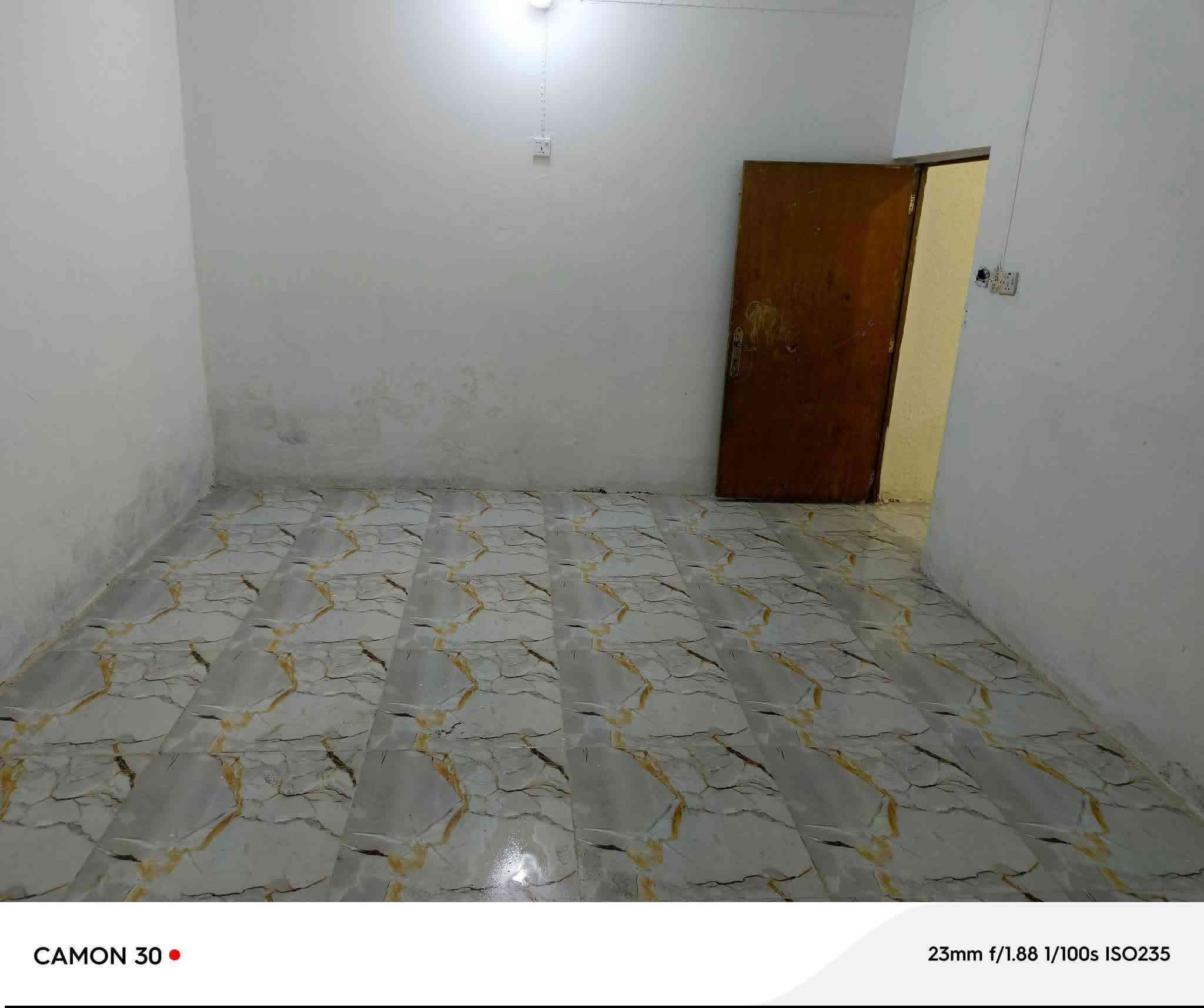 بيت للبيع مساحة 50 متر بناء نظيف جدأ غرفه وصاله ومطبخ وتخاريج ومكشوفه  بشارع المطار القديم بلفرع اسواق فارس. الارضيه بورسلين البيت كله الاستفسار رقمي ***********
