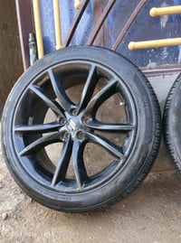 للبيع تخم وياله حجم 20 وحجم 18جاهزه بدون عواج وبدون تصليح تايرات نظافه...