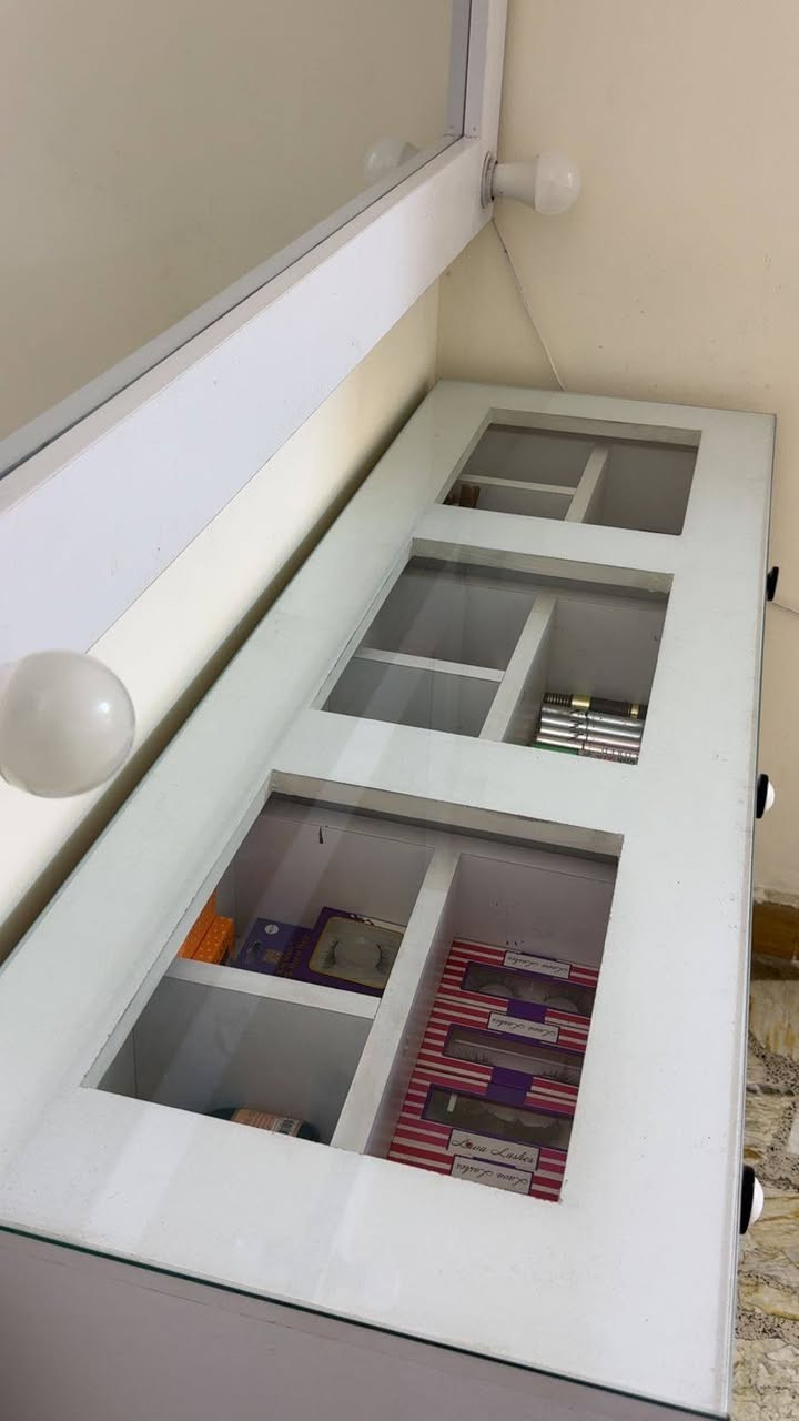 للبيع ميز تواليت توصا وتكمه 
السعر ١٥٠ بي مجال عنوان زيونه


**إذا كنت صاحب هذا الإعلان وتريد حذفه لأي سبب، رجاءا أرسل رسالة إلى الدعم الفني**