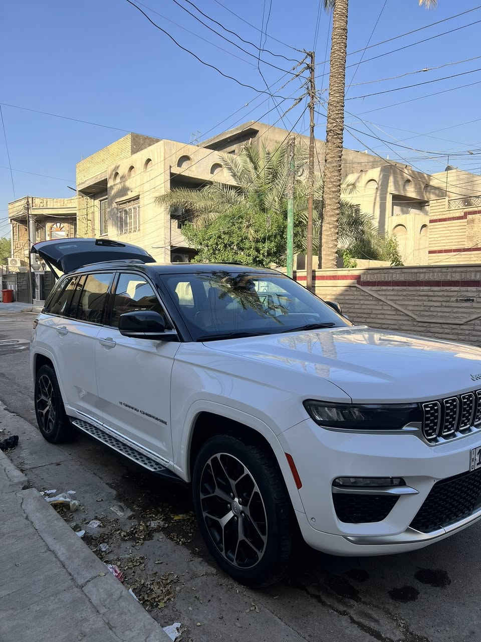 سلام عليكم جيب كراند شيروكي موديل 24 فأت السومت
.
* سقف بانوراما.
* شاشة وسطية كبيرة مع Apple CarPlay وAndroid Auto.
* كاميرات 360 درجة.
* رادار أمامي وتثبيت سرعة متكيف.
* نظام المحافظة على المسار.
* نظام صوت فاخر.
* فتح وتشغيل بدون مفتاح
ماشيه 64562km 
ومعروفه موصفات السومت اعلا فاء بلجيب 
سعر خمس شدات وبيها مجال بسيط 
رقم/ ***********
