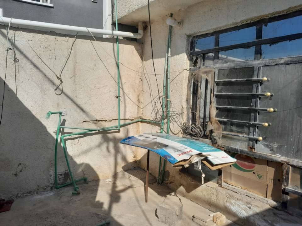 بيت مساحتة 100 متر حواسم في منطقة حي البساتين يتكون من مطبخ إستقبال حمام كراج غرفة واحدة ترك للبيع سعرة 42 وبي مجال هذا رقمي ***********
