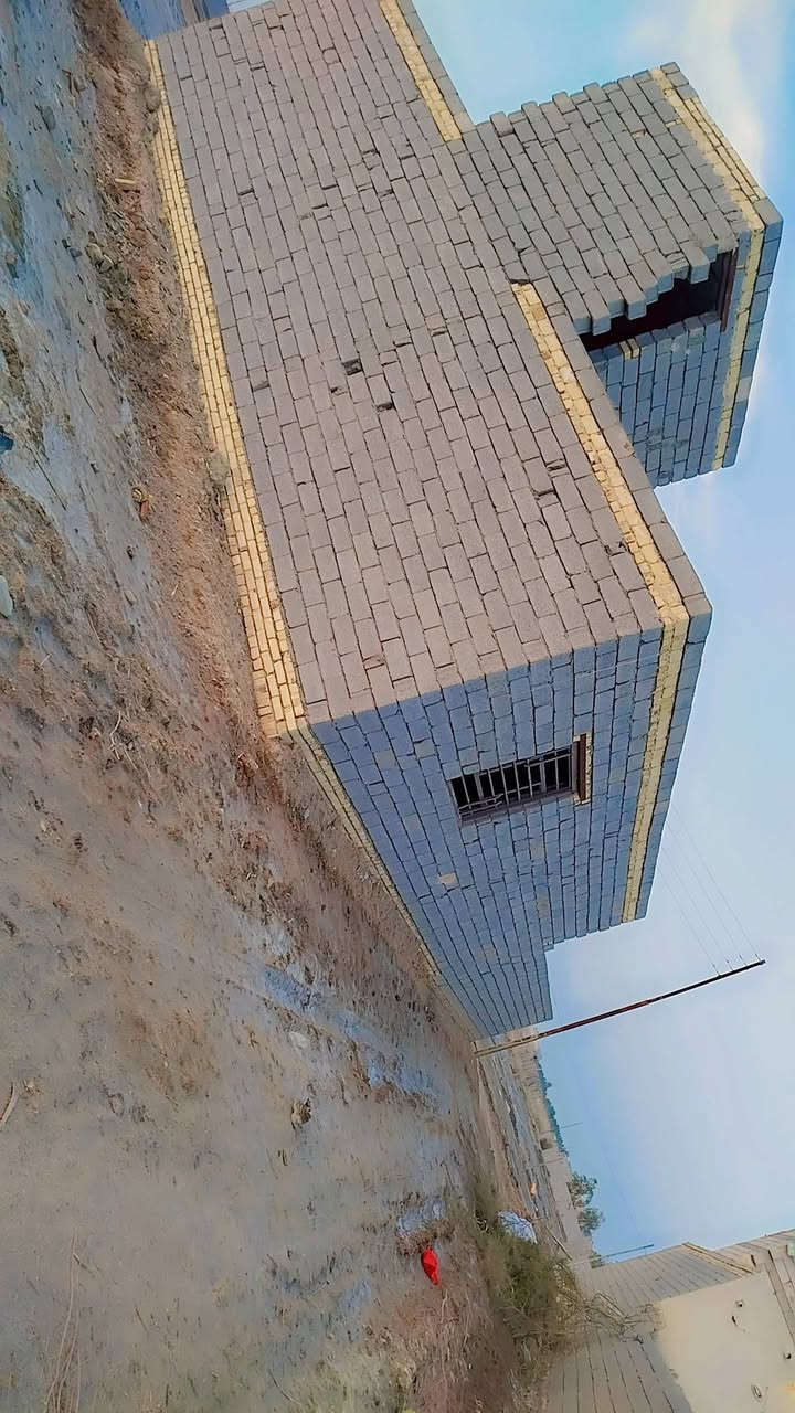 السلام عليكم يتوفر لدينا بيت للبيع في منطقه حي الجوادين بالنزله الثانيه متوفرة جميع الخدمات البيت ركن مساحته 200متر والصلته كل الخدمات من ماي وكهرباء وشوارع سبيس موقعه بحي الجوادين بالنزله الثانيه خلف المستوصف التفاصيل داخل الفيديو السعر 25وبيه مجال للاستفسار الاتصال على الرقم التالي ***********
