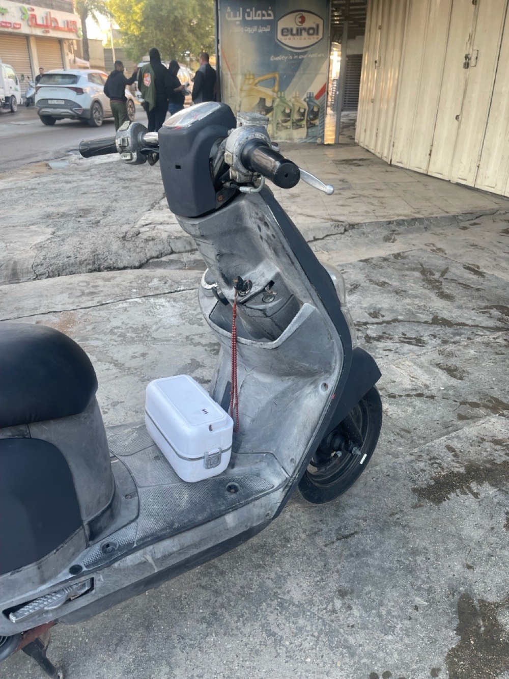 دراجة نارية قديمة موديل كيوتا بلون أسود. بحالة جيدة وتعمل بصورة جيدة. تقدملكم وسيلة نقل اقتصادية ومريحة للتنقل داخل المدينة، مثالية للاستخدام اليومي.