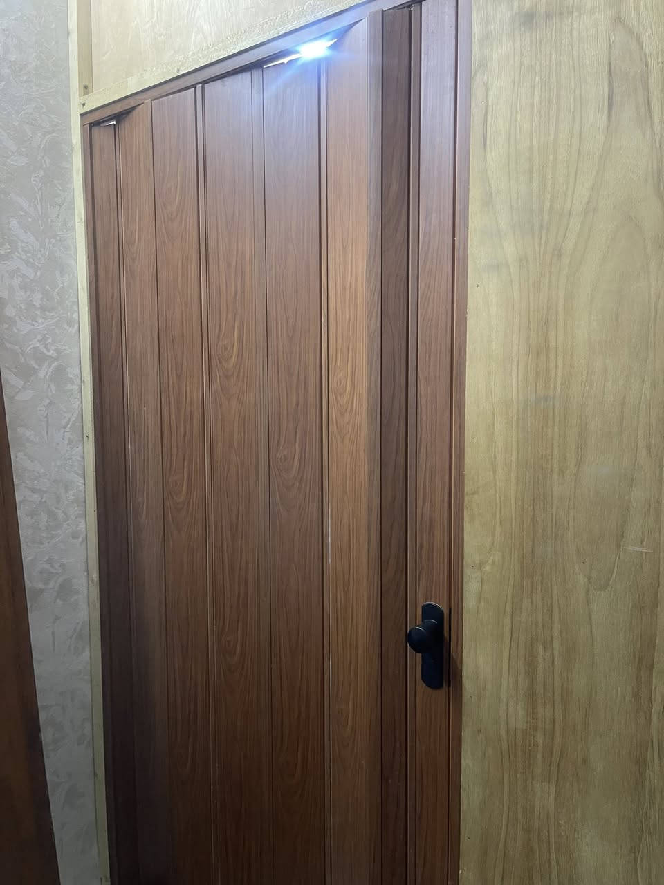 باب سلايت نضيفه جدا اخو الجديده السعر 50الف وبيه مجال***********مكاني البياع الرساله
