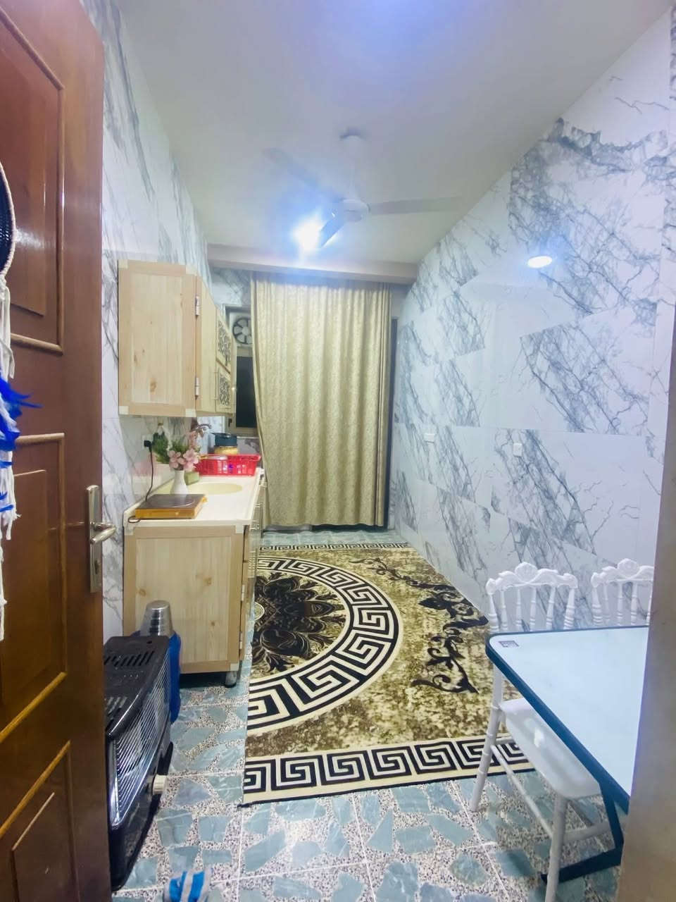 السلام عليكم بيت مساحة 125 طابو  صرف في منطقة حي السلام قرب مستشفى الفضيله العام المنطقه متوفر جميع الخدمات تبليط مي كهرباء المدارس جدا قريبه متوسطه وإعداديه وابتدائي كلهن قريبات علينه
يتكون البيت من 3 طوابق 
الطابق الأول: استقبال و مطبخ و صاله و منور و غرفة نوم و صحيات 
الطابق الثاني: يتكون من صاله و صحيات و 3 غرف نوم 
الطابق الثالث: يتكون من صاله و صحيات و غرفه نوم 
بيت بناء 2024 احدث مواد مستخدمه للبيت درجه أولى شغل أدينه البيت احلى من الصور اب الف مره 
للتواصل و الاستفسار الاتصال على الرقم غير متواجد على الفيس بوك فقط على الرقم الاتصال يوجد واتساب ***********
