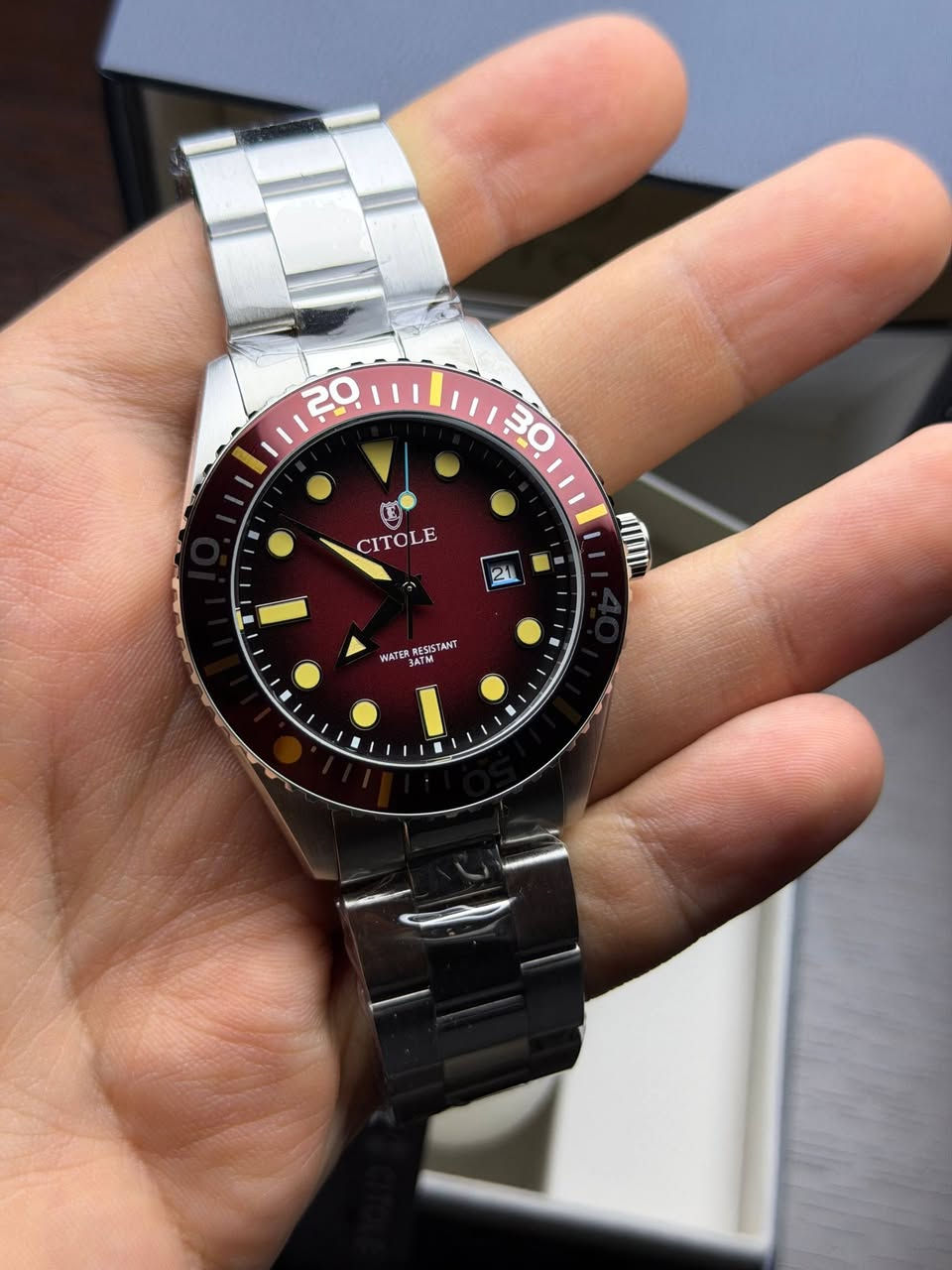 CITOLE 
فرنسي اصلي وكالة غير مستخدم 
كاملة المرفقات الاصلية العلبة + الكتلوك والضمان
رقم الموديل  CT-2002G
مينا مميزة جداً  
طوق دوار سيراميك
نافذ شهري
ارقام واميال لامينوس 
زجاج زفير كرستال مقاوم للخدش 
ستانلس ستيل بالكامل 
مقاومة للماء 30 متر 

السعر 75 الف على اول تم


**إذا كنت صاحب هذا الإعلان وتريد حذفه لأي سبب، رجاءا أرسل رسالة إلى الدعم الفني**