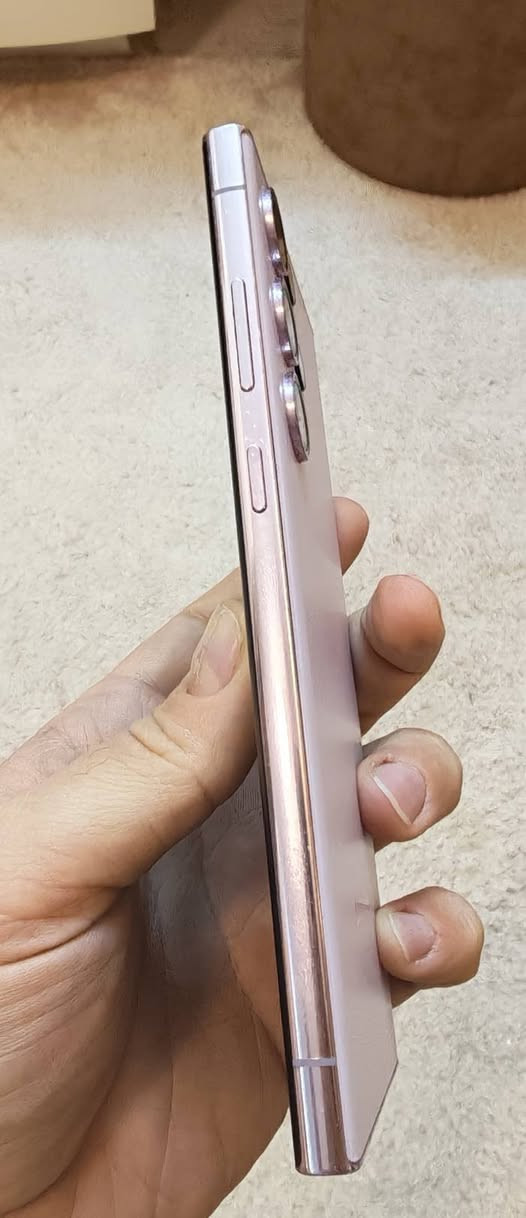 السلام عليكم ، اس 23 الترا ذاكره 256 نظيف جدا ضمان عين الفهد غراضه كامله كله وممفتوحة لون وردي مميز . الجهاز ما مفتوح ولا مصلح مثل ممبين بالصور نظيف جدا بي خدش بسيط بالشاشة صغير .

 رايده ب 700 الف وبي مجال بسيط . 

للتواصل متوفر واتساب ***********
