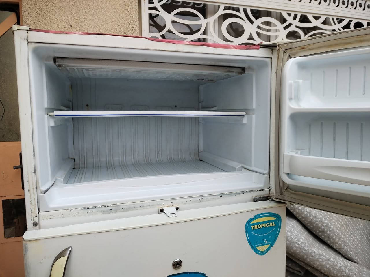 ثلاجة للبيع شغالة كاملة مابها تصليح السعر 125 للتواصل الرقم ***********
