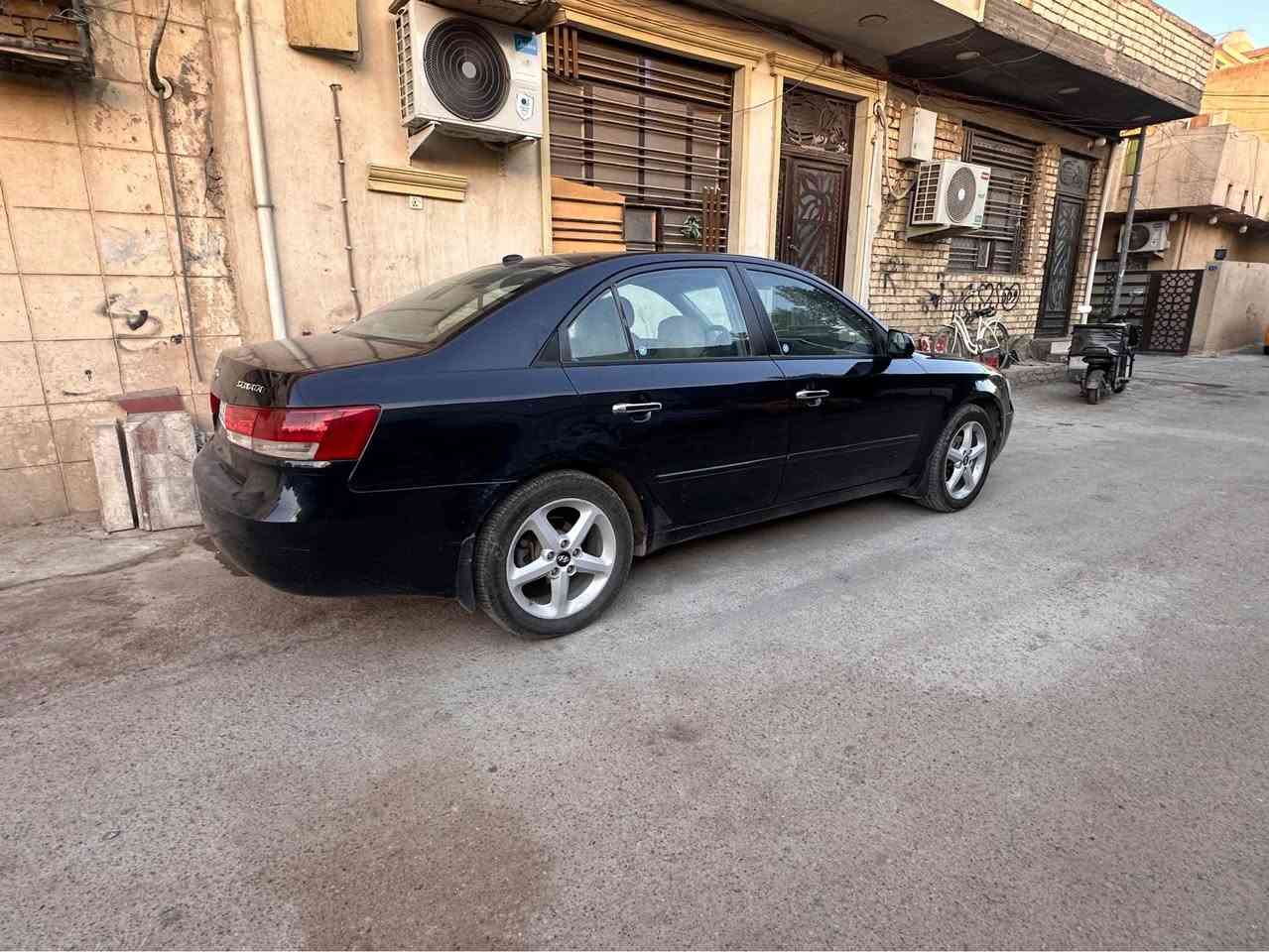 السلام عليكم 
سوناتا 2007 امريكي رقم بغداد جديد  
بدون حادث 
لون حبري مو اسود 
بيه بس القماره جلاتين لان بيه جراد 
الباقي كفاله من صبغ 
بيه بارد بالباب والجوملغ فقط 
جاهزه من كل شي 
اكفل كير محرك تبريد حداديه تخم تاير دواخل كهربائيات بدي 
مكانه بابل 
السعر 88
*********** بغداد, العراق
