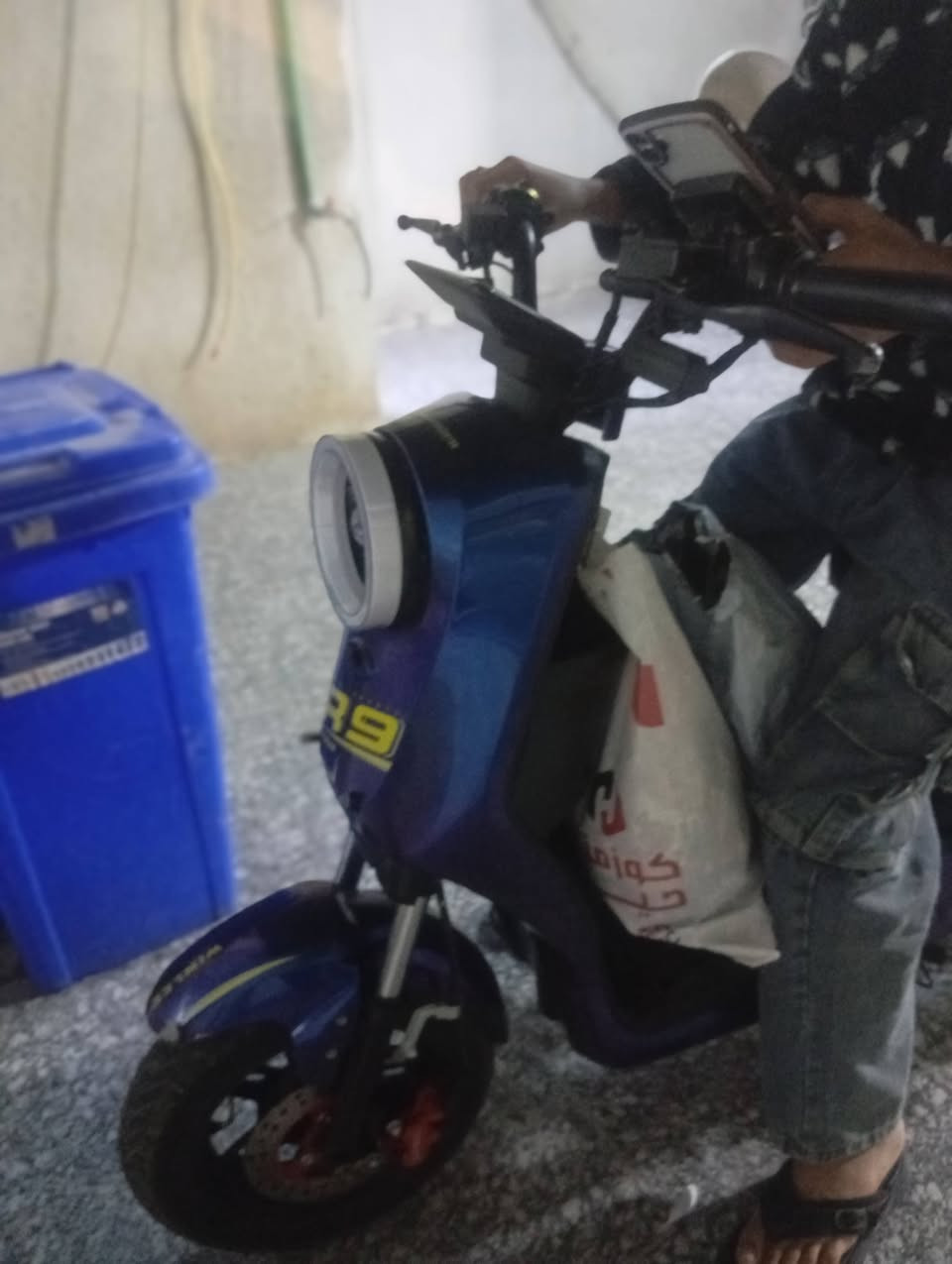 السلام عليكم دراجه للبيع ار 9 موديل 2025 بسرعه 109 حقيقي 80 ملف 1500 عنواني بصره  الزبير السعر 400 وبيها مجال رقم الهاتف *********** فقط بس واتساب
