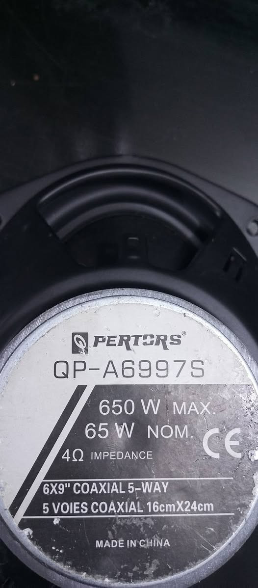 السلام عليكم زوج سماعات مال سياره للبيع ب80قفلتُظهر الصورة زوجاً من مكبرات صوت السيارة البيضاوية، والتي تم تحديدها على أنها مكبرات صوت Pioneer TS-A6997S. هذا الموديل هو مكبر صوت محوري مقاس 6×9 بوصة مصمم للاستخدام في أنظمة الصوت بالسيارات..

￼AliExpress +1

المواصفات الأساسية:

الموديل: TS-A6997S.

النوع: مكبر صوت محوري بـ 5 اتجاهات (5-Way).

المقاس: 6 × 9 بوصة (حوالي 16 × 24 سم).

القدرة القصوى: تصل إلى 750 واط كحد أقصى (Max Power).

استجابة التردد: 30 هرتز إلى 36 كيلو هرتز.

الحساسية: 92 ديسيبل.

المقاومة: 4 أوم. 

￼AliExpress +2

تُعد هذه المكبرات خياراً شائعاً لترقية أنظمة الصوت في السيارات نظراً لقدرتها على التعامل مع نطاق واسع من الترددات

السلام عليكم زوج سماعات مال سياره للبيع ب80قفل


**إذا كنت صاحب هذا الإعلان وتريد حذفه لأي سبب، رجاءا أرسل رسالة إلى الدعم الفني**