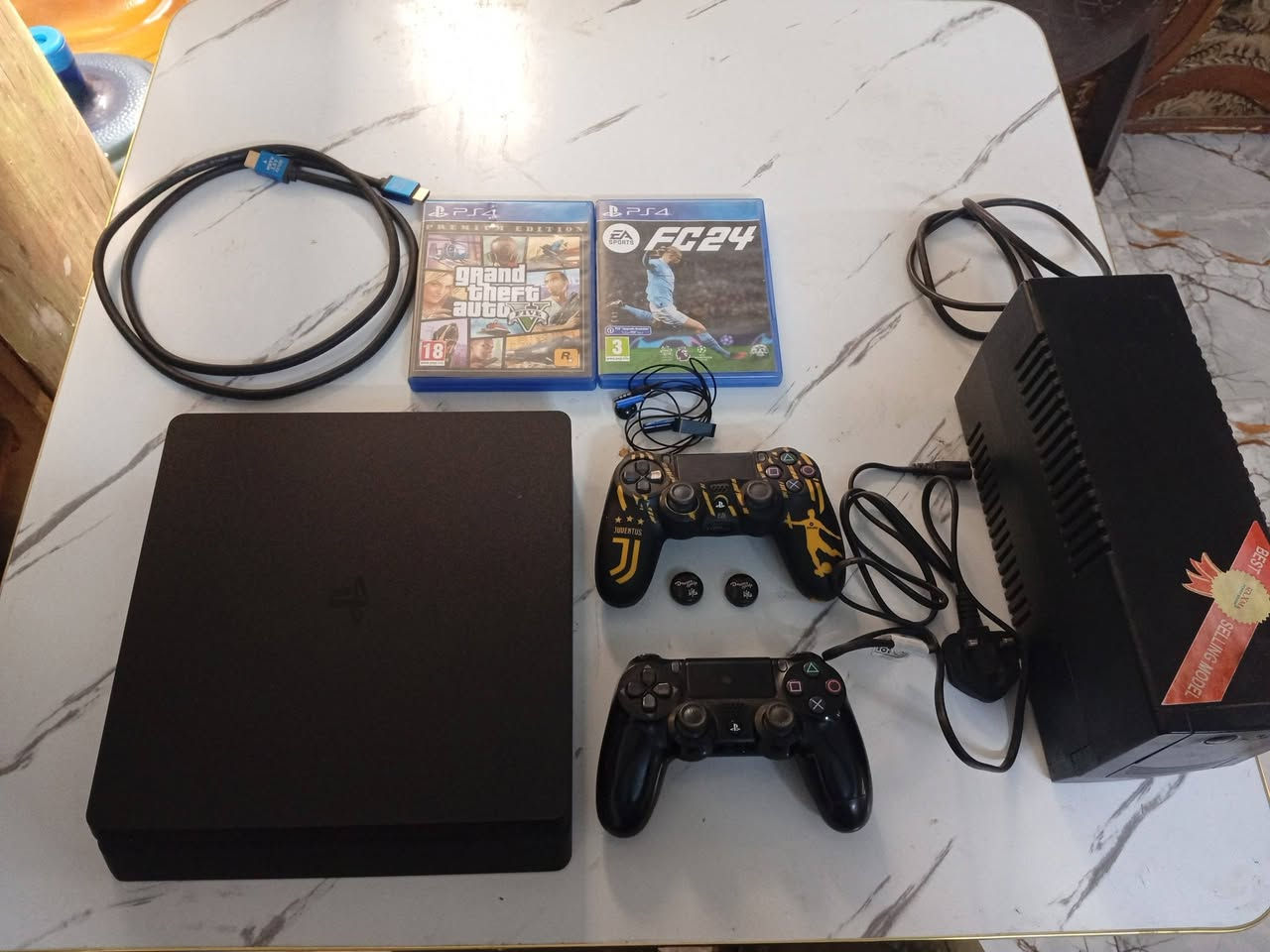 Ps 4 للبيع مع كامل ملحقاته الاصليه تشمل 2 جوستكات اصليه وجميع اغراضه قرصين جيتي اي+فيفا 24+ البلي 500 جيجبايت وكل ذلك بسعر 220 الف قابل للتفاوض للستفسار ***********
