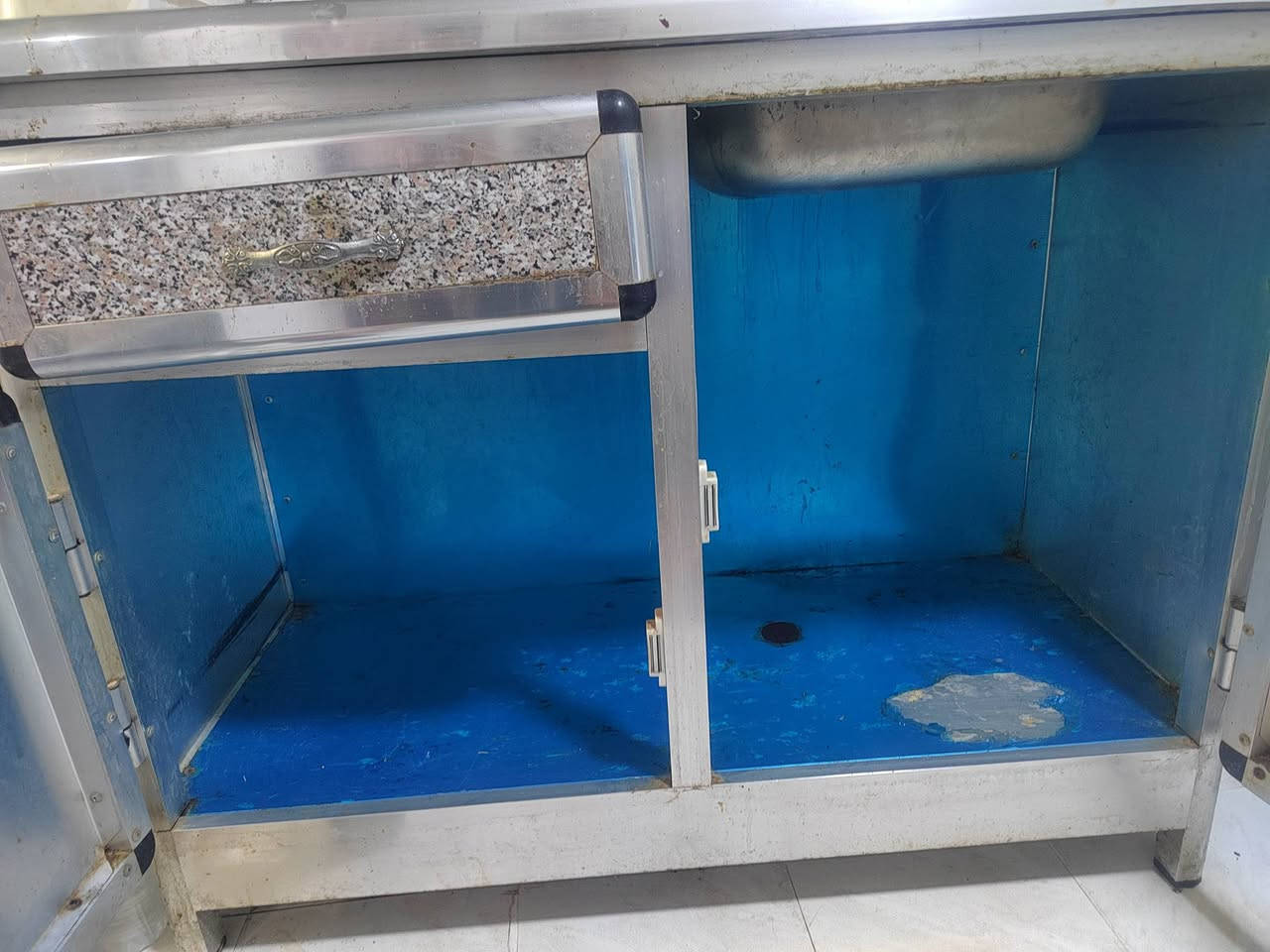 السلام عليكم سنك أبواب عدد2 وجراره واحد للبيع
السعر ع الخاص وبي مجال 
رقم الهاتف ***********
