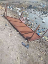 ميز للبيع الطول مترين و80 والعرض متر 70 السعر 100  موبايل 07831069659