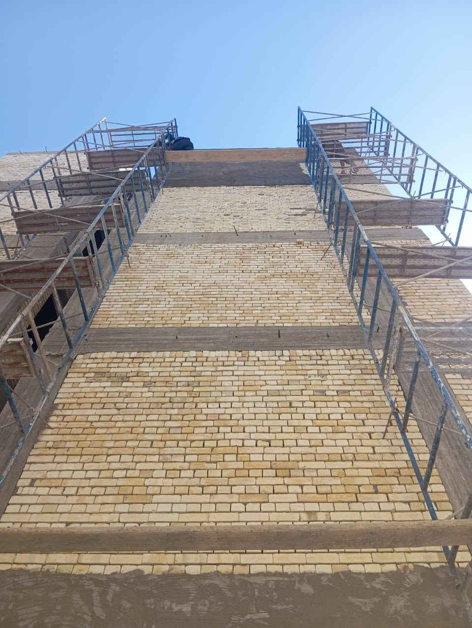 السلام عليكم ورحمة الله... مقاولات عامه سعر المتر المربع الواحد ٢٠٠ الف رفت ارتفاع ٧٠للاستفسار الاتصال على الرقم ***********
