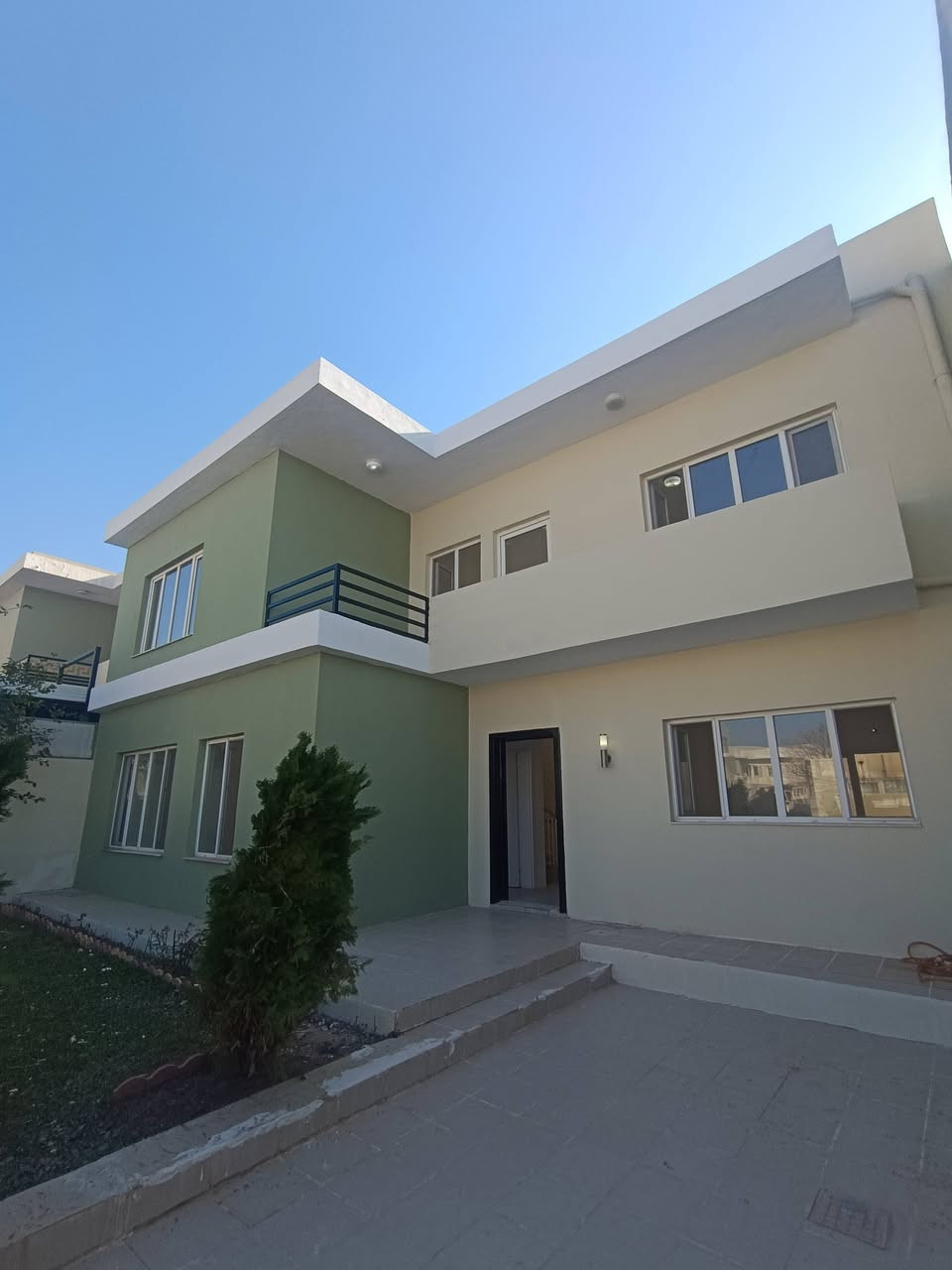 بیت للبیع في مجمع اتلانتك 
غرف النوم 4 - طابق 2 - 200م 

0750 817 1901 
***********
