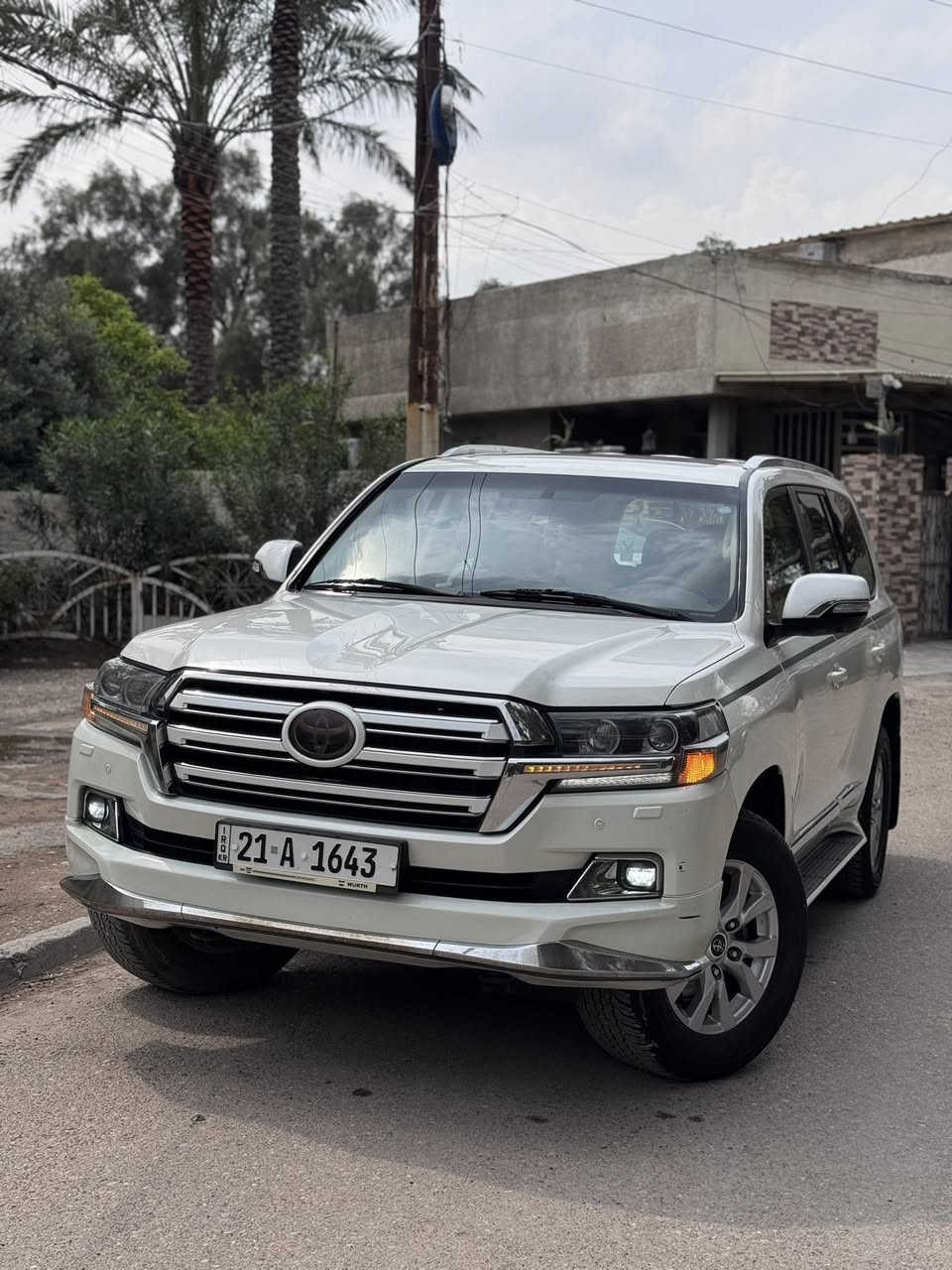 السلام عليكم 

للبيع تويوتا لاندكروزر 2017 WHITE EDITION وايت ادشن

ماشية 105 الف 

رقم سليمانية بأسمي تحويل مباشر

مكينه 6 سلندر
 
_الون ابيض صدفي 

_شاشه كبيره بلاديه 3 

كامرات محيطية حتى بالمرايات

_ كشنات جلد 

طفاية 

_كشنات الامامية كهرباء 3 وضعيات

_ ستيرن كهرباء 

_ثلاجه 
_ شاحن واير ليس او شاحن لاسلكي 

_ مري شفط او قلاب عند الرجوع 

_ سلايد روف 

_ بصمة تشغيل وبصمة ابواب

_ حساسات اماميه وحساسات خلفية

_ زراكات لايت بلدعاميه 

_تشغيل عن بعد 

_لايتات لد زنون اصلي عدسات 

دواخل نضيفة وبلادي على وضع الشركة

_والباقي معروفة مواصفات الوايت ادشن

السيارة مبدل بيها جاملغ وباب جهة السكن وبيها طخة بسيطة بالباب الخلفي باقية على وضعها كما موضح بالصور

غير ذني السيارة كفالة

السعر 42,000 يعني 420 ورقة وبيها مجال

مكاني بغداد المشتل

رقمي ***********
