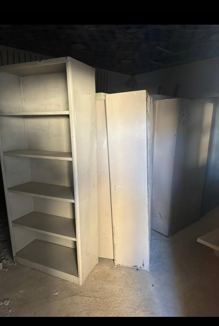 السلام عليكم غراض  مستعمله لوكرات بنكات سقفيه شغاله ميز مكتبه كراسي كلهن نضيفات الشراي يتفضل خاص مكاني بغداد حي اور مقابل جامع الفردوس رقم الهاتف بي واتساب اي ستفسار خاص ***********
