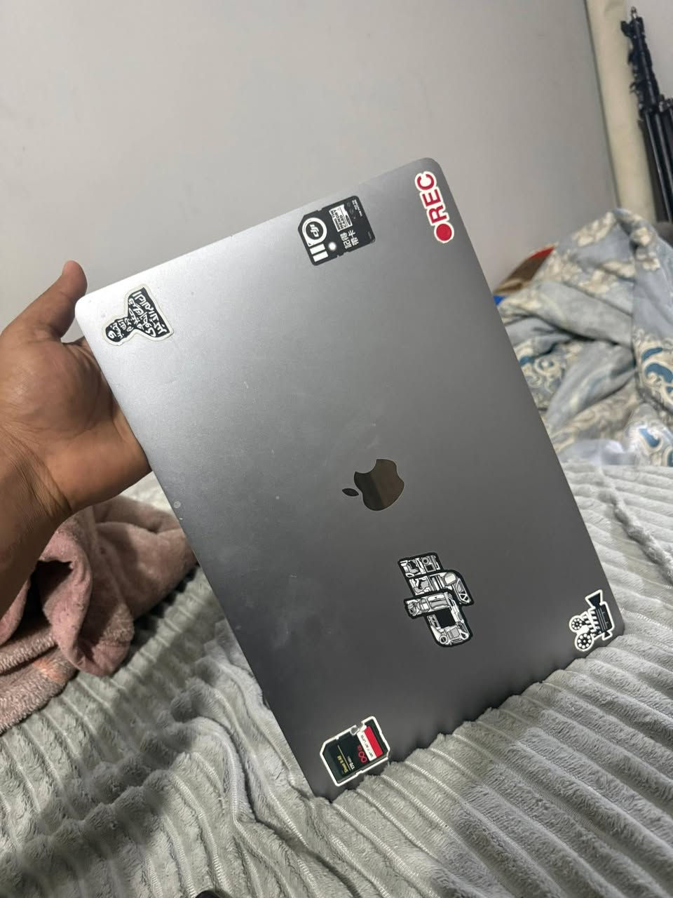 السلام عليكم
 للبيع MacBook Pro 15-inch (2016)

معالج Core i7 2.7GHz Quad-Core
 رام 16GB
 هارد SSD سعة 2TB (مساحة كبيرة ونادره)
شاشة Retina 15.4 بدقة 2880×1800
كرت Intel HD 530
الجهاز نظيف جداً استخدام شخصي
ما بيه أعطال أو مشاكل
الشاشة والكيبورد بحالة ممتازة
السعر: (650)
قابل للتفاوض
 ***********
