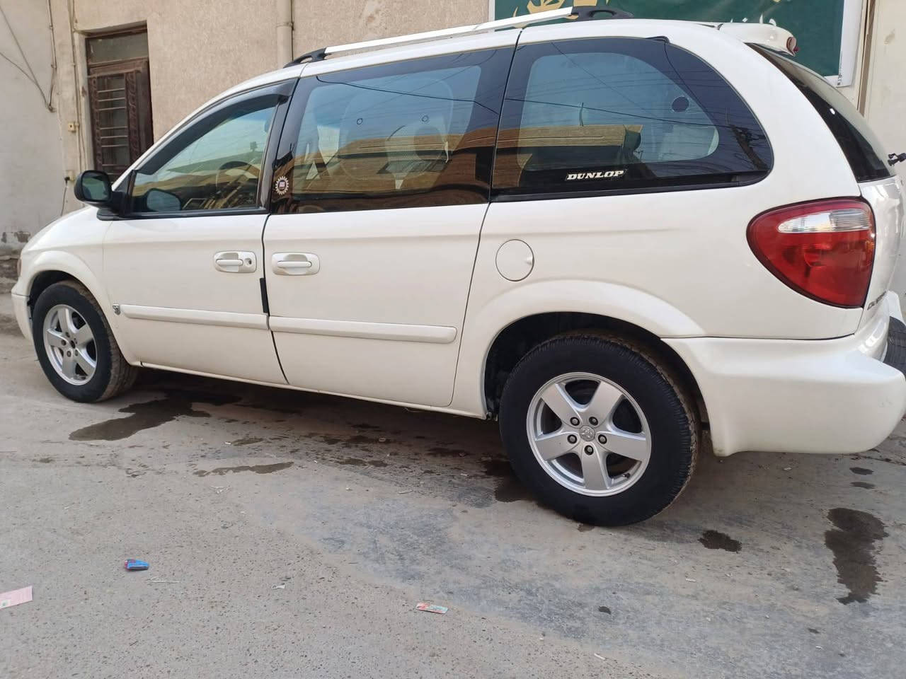 السلام عليكم دوج 2007 فول وجديده تبريد شغال السعر 74
دوج 2008 جاهزه من كلشي بس الحرك بي تبخير فقط تبريد شغال السعر 90 
مكاني بغداد بيع فقط
***********
