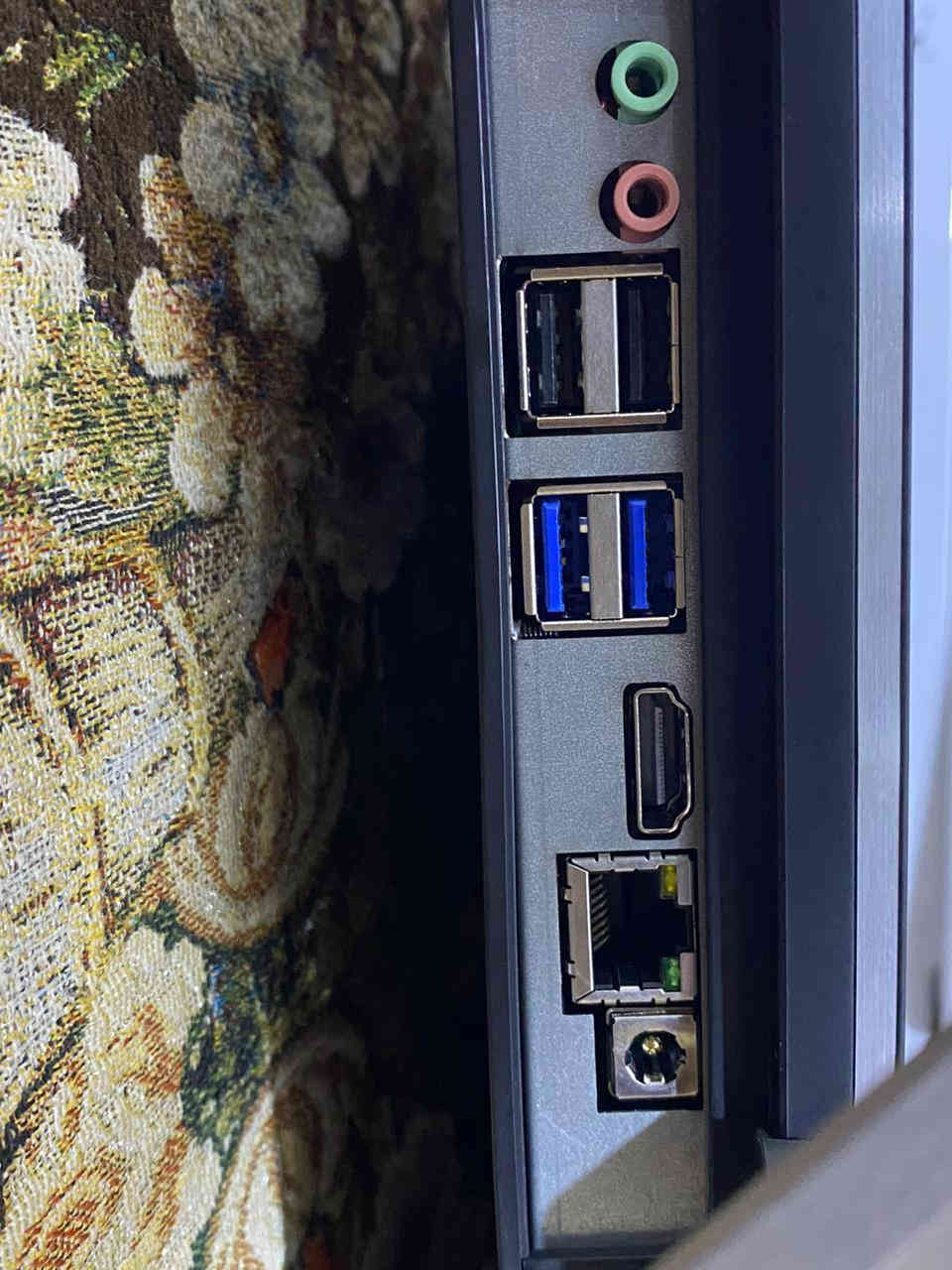 شاشه لبيع
ذاكره512
عشويه 12
منصب على ندوز 10
مع كيبورد و موس 
سعر 400الف وبي مجال قليل جدن
من بغداد حي نصر 
*********** بي وتساب و تصال
