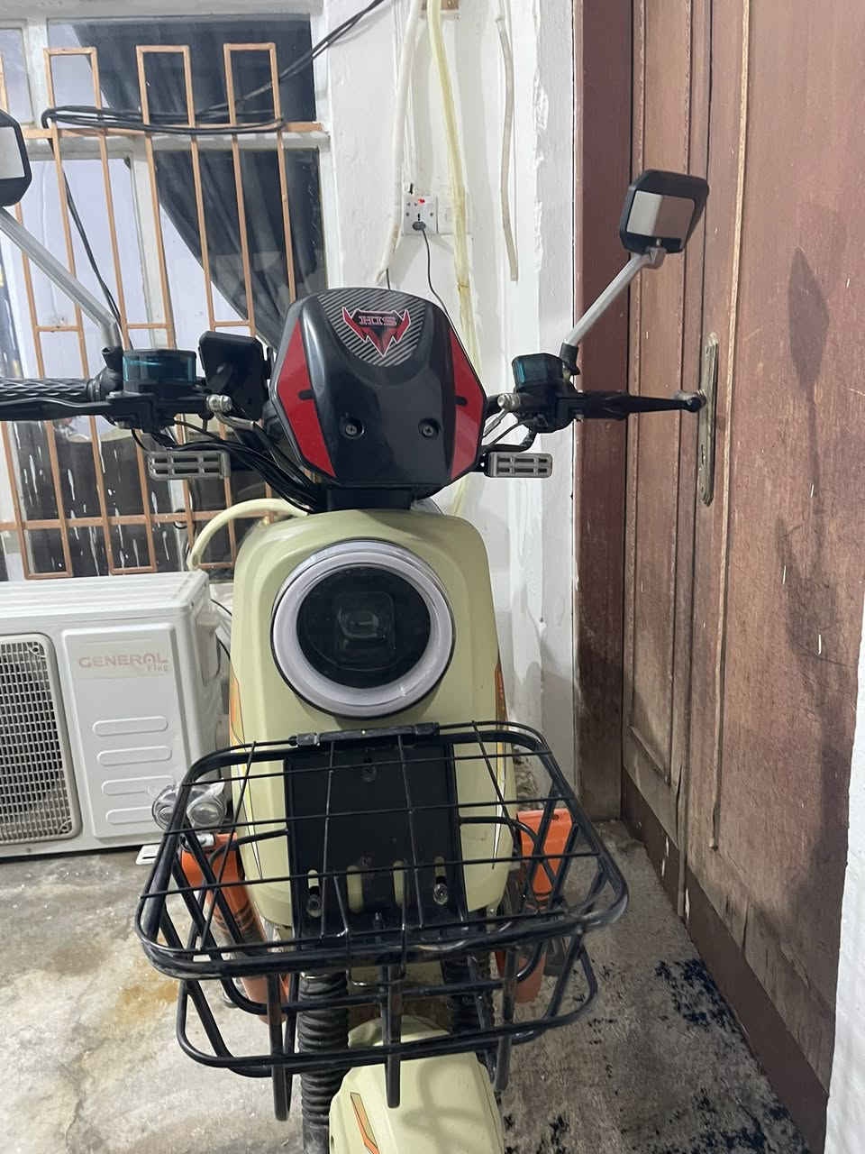 سلام عليكم دراجه شحن  للبيع  موديل 2025
الدراجه جديدة  بعدها بحالت الوكاله
للعلم الدراجه بل مطر صورتها يعني دراجه تخبل نضيفه🆕👋 
المواصفات 🆕
5بطـاريـات حجم كبير 🆕
 شاشه ديجيتال🆕
  لايت ابيضّ عالي ناصي🆕
اشارات يمنه يسره جدد 🆕🔥
سويـجات عدد 2 بصمات عدد 2 كارت عدد 2 🪪 
 ستاند جانبي وخلفي ⚡️
سماعات عالية بل دراجه🔊 
شاحنه اصلي 💥
 لون مميز 💥
- دبلات⭐️
اطارات 🗣️
بـوم عدد 2 🔥
صندوق الدراجه موجود بيها 🗃️
نشرات و أضويه ب دراجه🆕
الموقع ديالى دلي عباس 
السعر 550 ألف وبي مجال بسيط او اي استفسار اخر اتصل على الرقم 
الرقم *********** متواجد واتس آب ماسنجر هم🤍.
