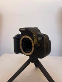 📸 للبيع Canon EOS 700D – نظافة 100% 🔹 الكاميرا: Canon EOS 700D 🔹 العدس...