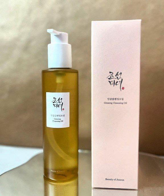 Beauty Of Joseon Ginseng Cleansing Oil 210ml 🇰🇷💯
اكثر غسول زيتي عليه طلب🤍
غسول الزيتي من بيوتي اوف جوسون الكورية الاصلية ✔️

✅غسول الجينسنغ الزيتي 210 مل من ماركة بيوتي اوف جوسون هو منظف زيتي لطيف وفعال يزيل المكياج والأوساخ والدهون الزائدة بعمق دون سد المسام.

✅يتكون من زيت فول الصويا وزيت بذور الجينسنغ فهو ينعم ويغذي البشرة أثناء التنظيف  
خالي من الكحول الجاف والبارابين والسيليكون. 
تقنية التطهير Micellar عبارة عن جسيم يتكون من الماء والزيت. 
عندما تلامس الجلد ، تجذب جزيئات الزيت وتمتص بقايا المكياج مثل المغناطيس ، بينما توفر الرطوبة في أعماق الجلد.

✓ ينظف بعمق 
✓ يعالج مشكلة تراكمات الدهنية 
✓ يذوب الميك اب بسهولة حتى المضاد للماء 
✓ ممتاز جداً لجميع انواع البشرة حتى الحساسة والدهنية
✓ يقلل من الرؤس السوداء 

✅يستخدم كخطوة الغسول المزدوج 
يوضع على بشرة ويفرك لمدة دقيق ثم يشطف بالماء ويستخدم بعدها الغسول العادي
السعر خاص 
الاصلي المنشأ كوريا 🇰🇷💯
🚘 يوجد خدمة توصيل لجميع محافظات العراق ٤ الاف 🚘


**إذا كنت صاحب هذا الإعلان وتريد حذفه لأي سبب، رجاءا أرسل رسالة إلى الدعم الفني**