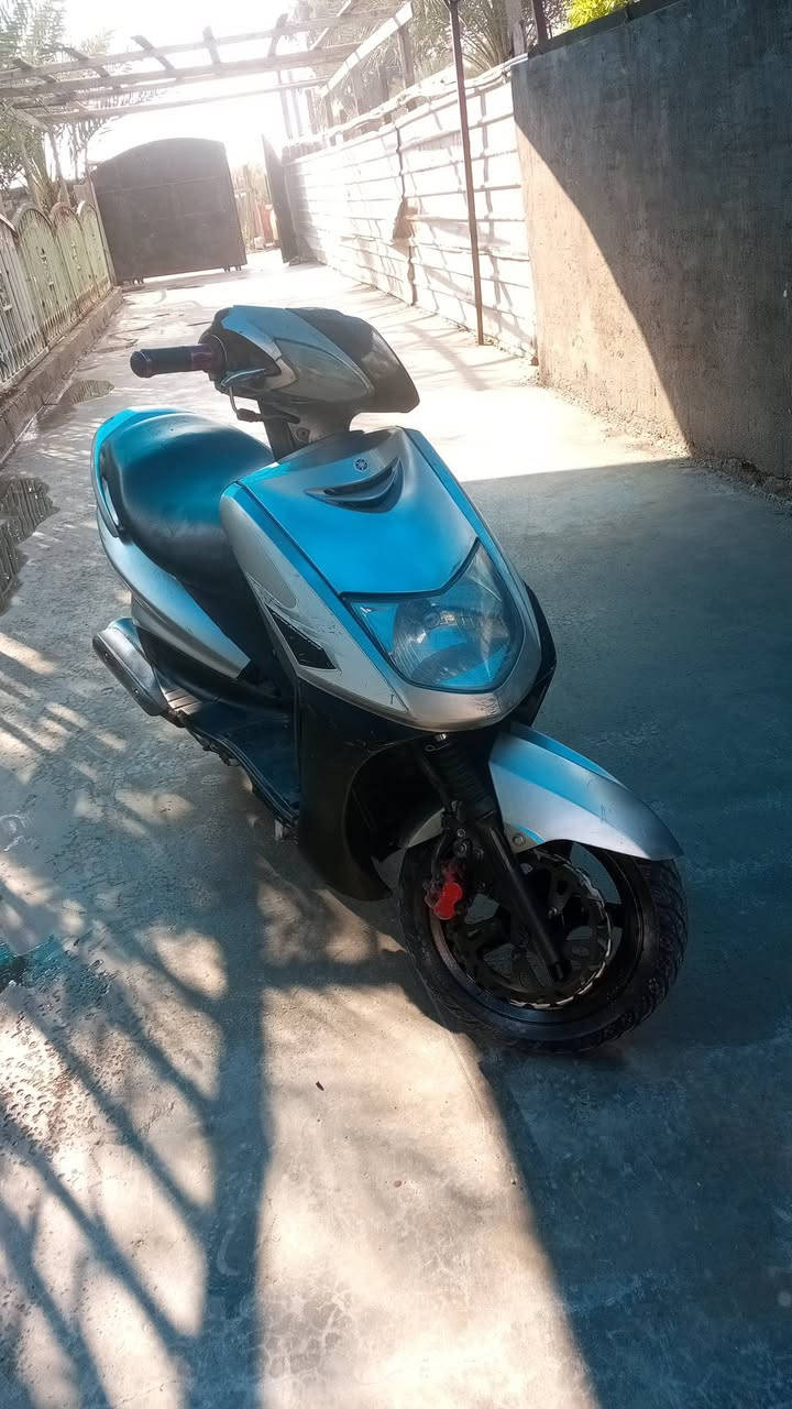 سلام عليكم درجة سكنس نثية سرعة 140
قبل 3اشهر جفت وهسة بيهة دخان 
كهربائيات كلهة شغالة الباتري شغال 
الدراجة نكرة سلف مثل ما موضخ بل فيديو 
تايرات جددد 
العنوان . الدورة ابو جير 
ارقم. *********** 
السعر 350وبيهة مجال للشراي
