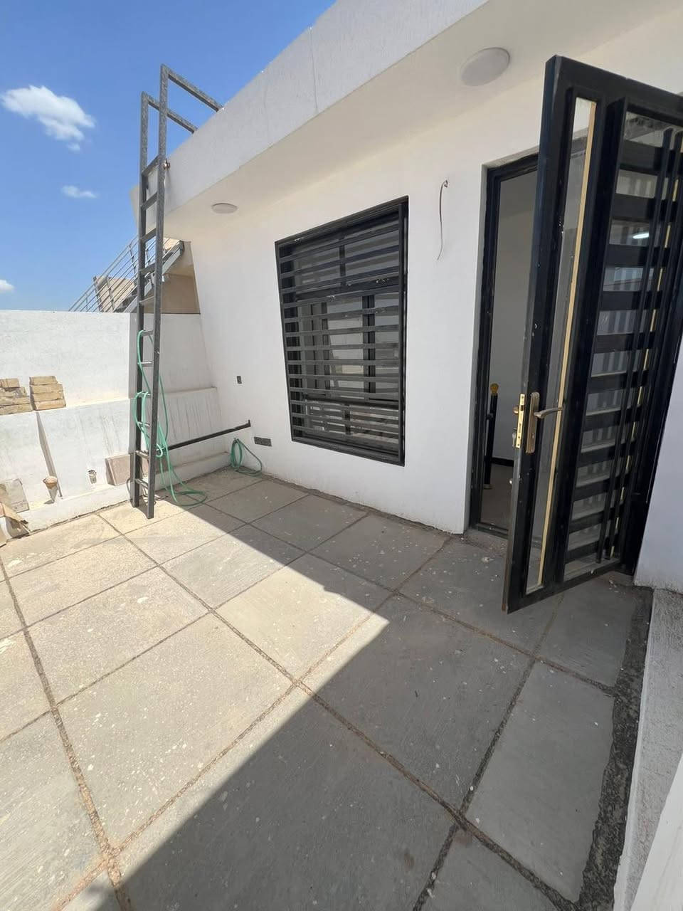 مشتمل 50 متر للبيع 🏠

الواجهه 5 متر 
نزال 10 متر 

بناء حديث 2026 💥

مدخلين 
يحتوي على صاله ومطبخ وصحيات عدد 2 
و 3 غرف نوم 
البيت 3 طوابق 
الغرف نضام سويت 

العنوان :: حي الجهاد :: المخابرات :: خلف جامع محمد رسول لله مربع 
منطقه راقيه وهادئه جدا😍🔥

السعر والاستفسار الاتصال *********** مكتب الشهم للعقار ..توجد عروض اخرى بمساحات مختلفه📞📞🏠

