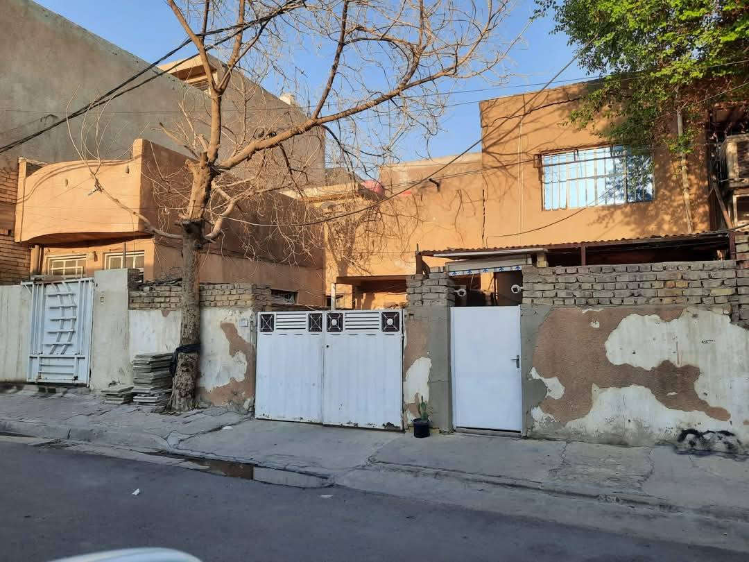 دار للبيع  مساحة 300 متر الواجهة 15 متر النزال 20 متر (200 متر تفليش و 100متر مشتمل نظيف بناء سنة 2001)
طابو سكني
 (يمكن شراء 100 متر)
العنوان بغداد/الكرخ/ الحرية دور نواب الضباط 
دار ١٤ محلة ٤٢٤ زقاق ٥١
مقابل متوسطة محمرة للبنات 
للتواصل رقم الهاتف 
***********
***********
