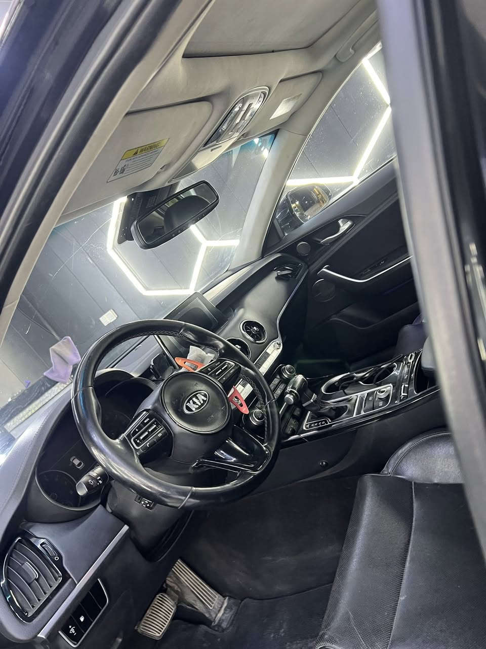 السلام عليكم 
ستنكرر موديل 2018 للبيع رقم بغداد جديد 
فول مواصفات بانراما 1 /1 
كير ومحرك مكفولات 
محرك 4 سلندرر 
الحادث موضحح بلمنشور 
السعر 160 وبيها مجال بسيط جدا 
للاستفسار اتصل وخادم ***********
