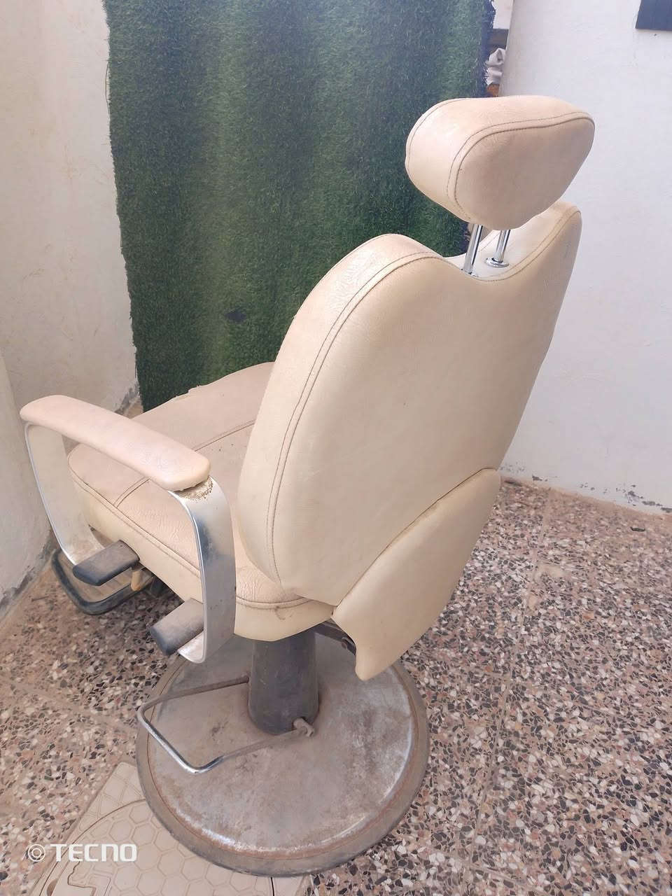 السلام عليكم ورمضان كريم على الجميع...
للبيع كرسي حلاقه مع ثلاث ميوزه خشب تركي ثقيل.. 
الكرسي بحاله جيده وشغال كلشي بي. الميوزه نضيفه ومبيهه عيب.. 
الكرسي سعره 100 الف. 
الميوزه سعرهن 150 الف.. 
................... 
العنوان. الشعله منطقة الدهنه.. 
.. ***********..
